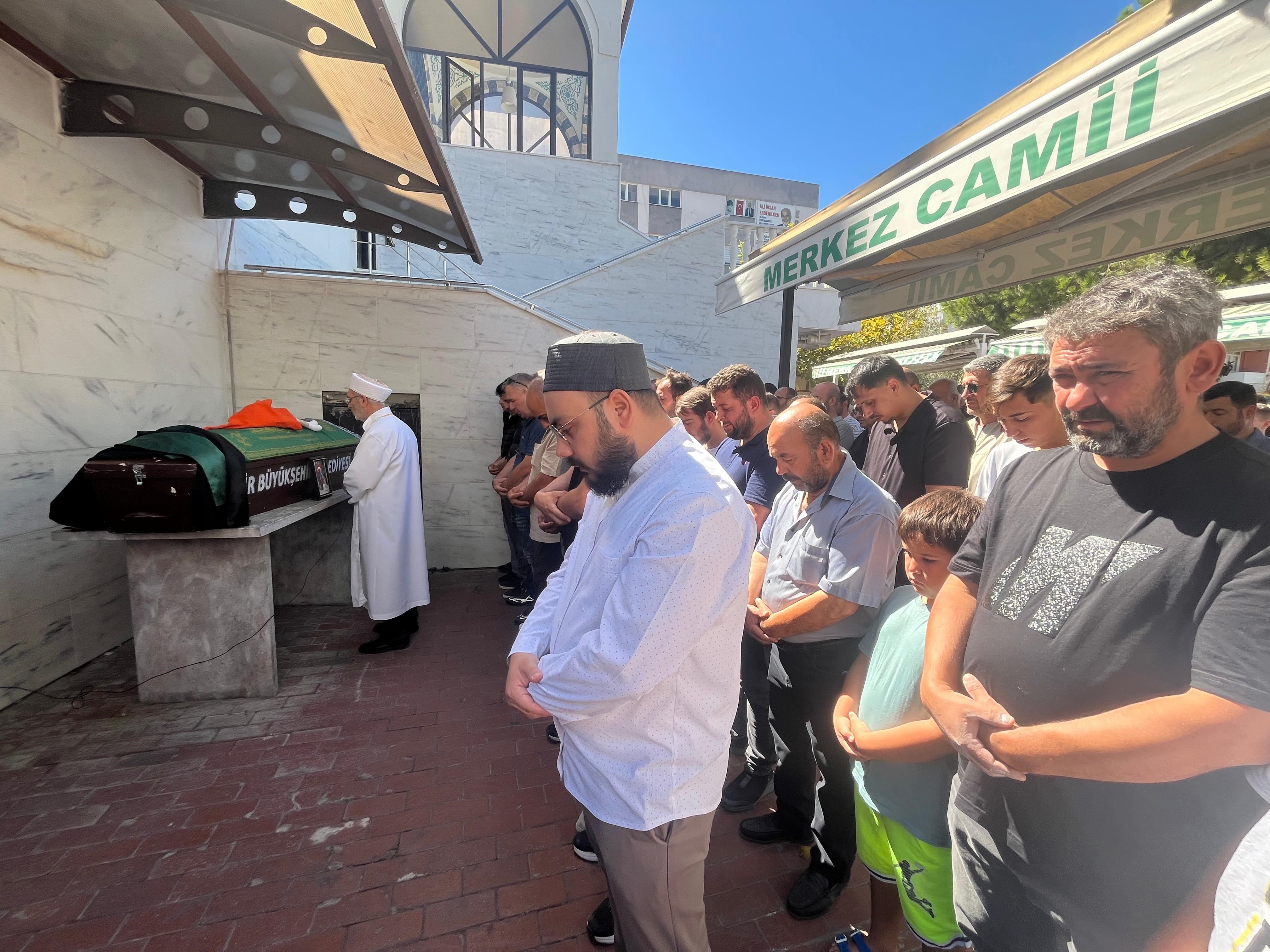 Küçük Kız Son Yolculuğuna Uğurlandı (6)