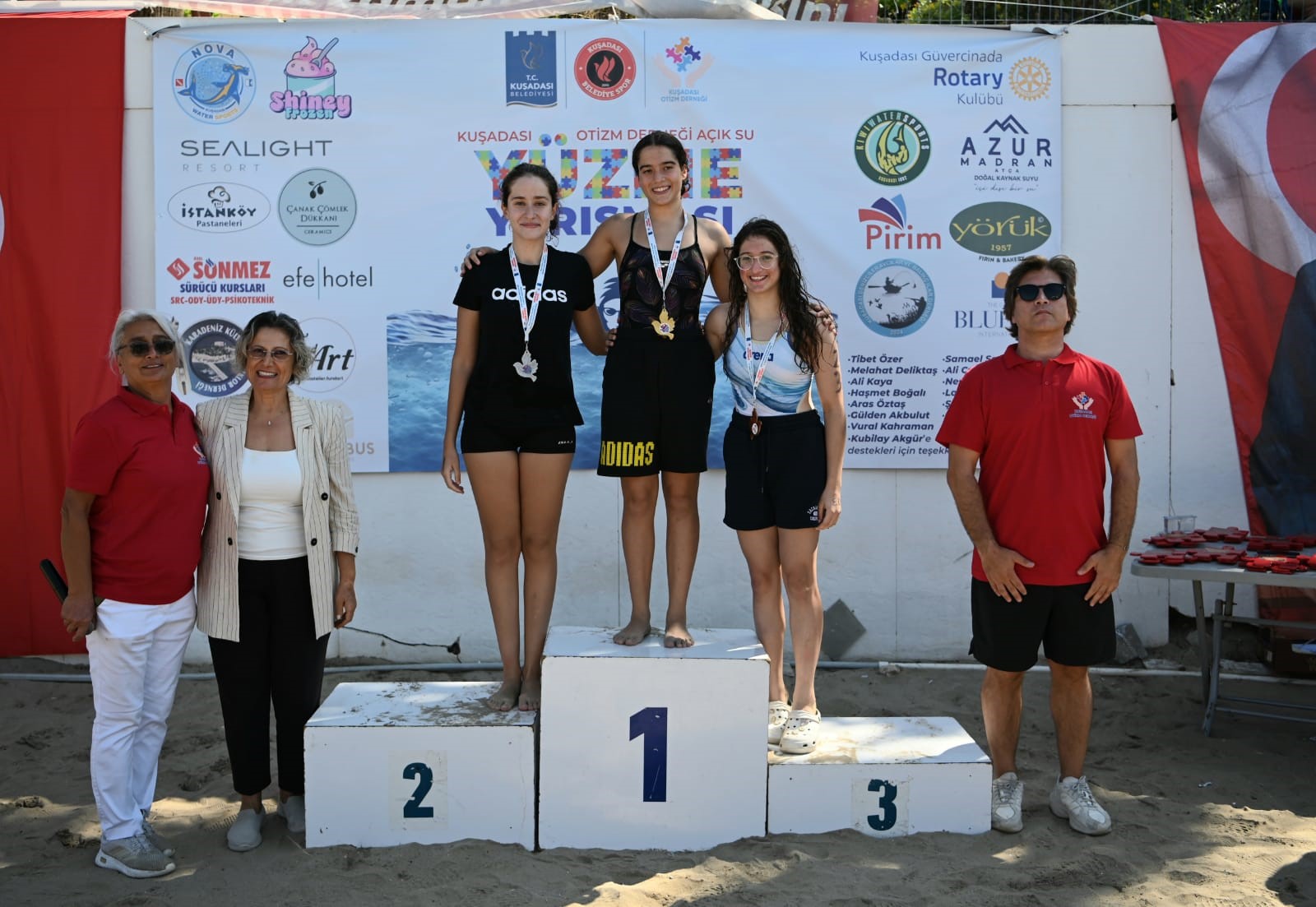 Kuşadası'nda Kulaçlar Otizmli Çocuklar Için Atıldı (3)