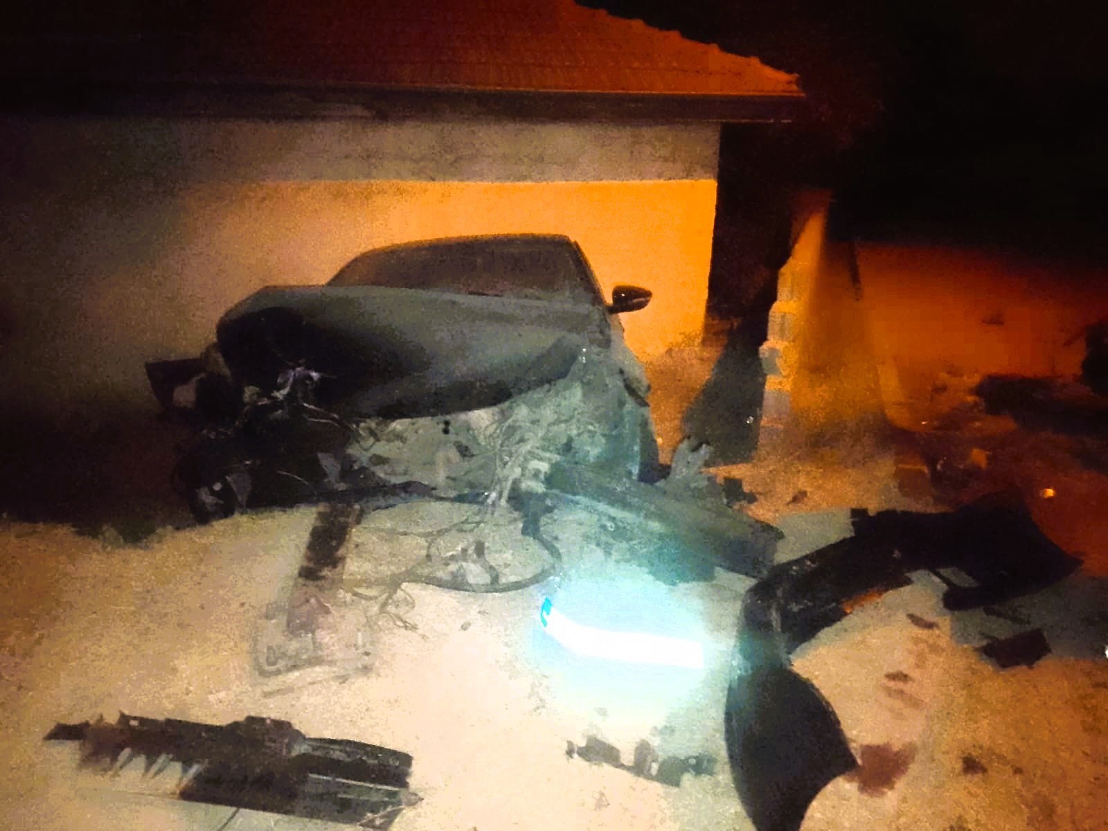 Lüks Otomobil Bahçeye Daldı (2)