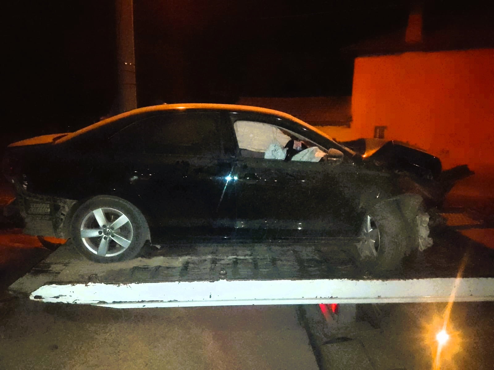 Lüks Otomobil Bahçeye Daldı (3)