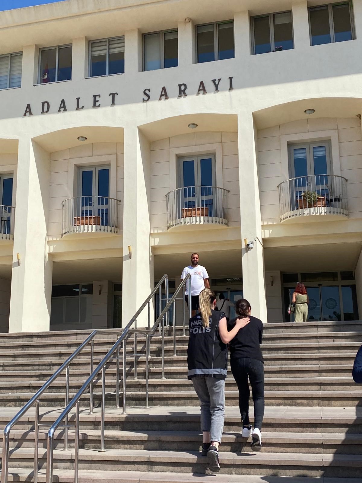 Otogarda Şüphe Çeken Kadın Kıskıvrak Yakalandı (2)