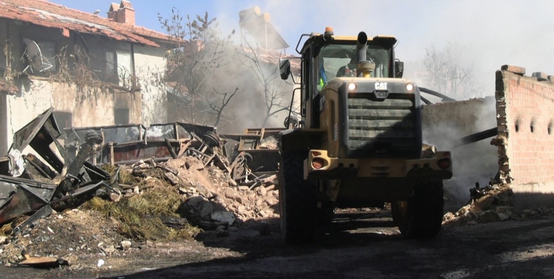 Otomobil Patladı, Evler Küle Döndü (3)