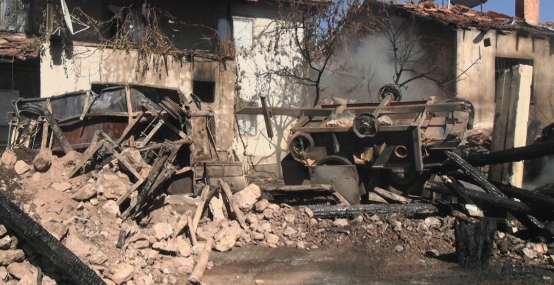 Otomobil Patladı, Evler Küle Döndü (4)