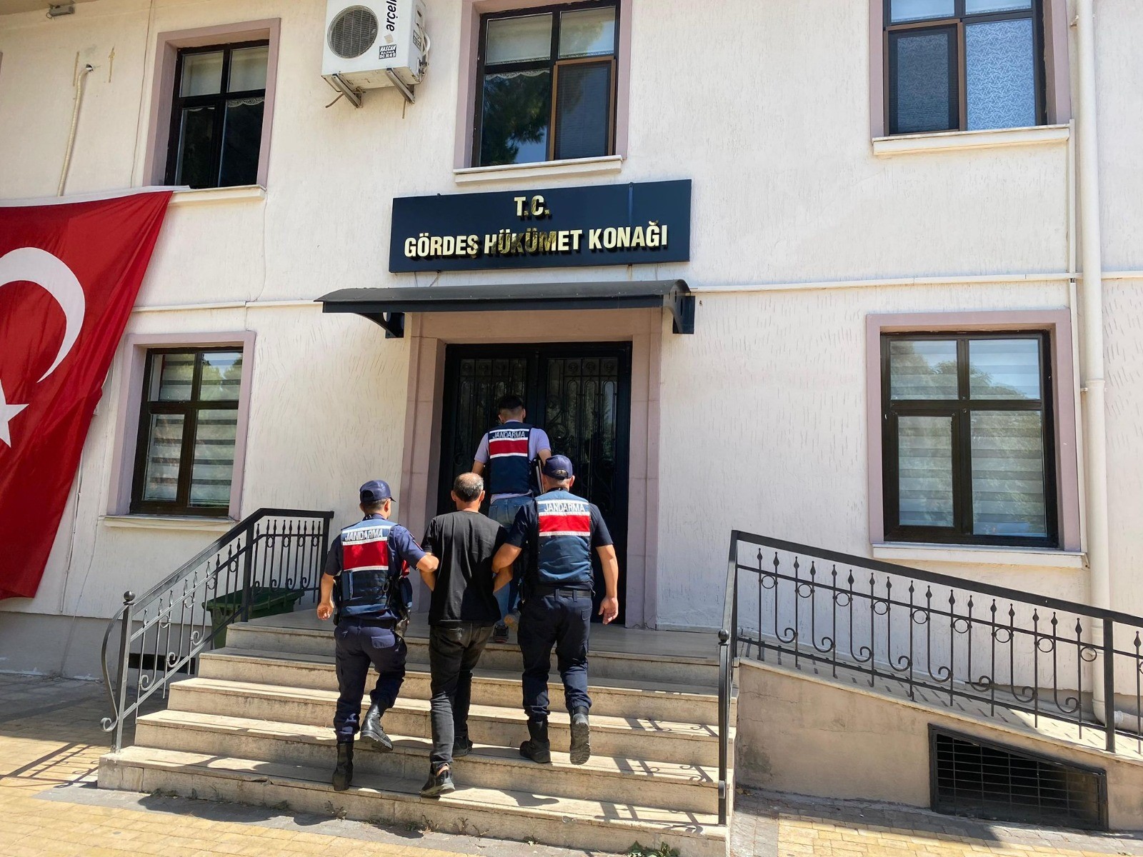 Psikolojik Sorunları Olan Şahıs Ateş Açtı, 1 Kişi Yaşamını Yitirdi (2)