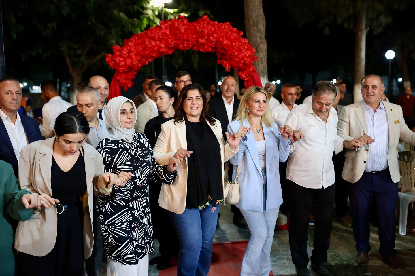 Resmi Törenlere Katılmayan Özlem Çerçioğlu Kına Gecesinde Halay Çekti (3)