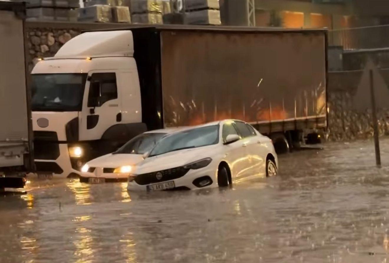 Sağanak Yağış Sokakları Göle Çevirdi