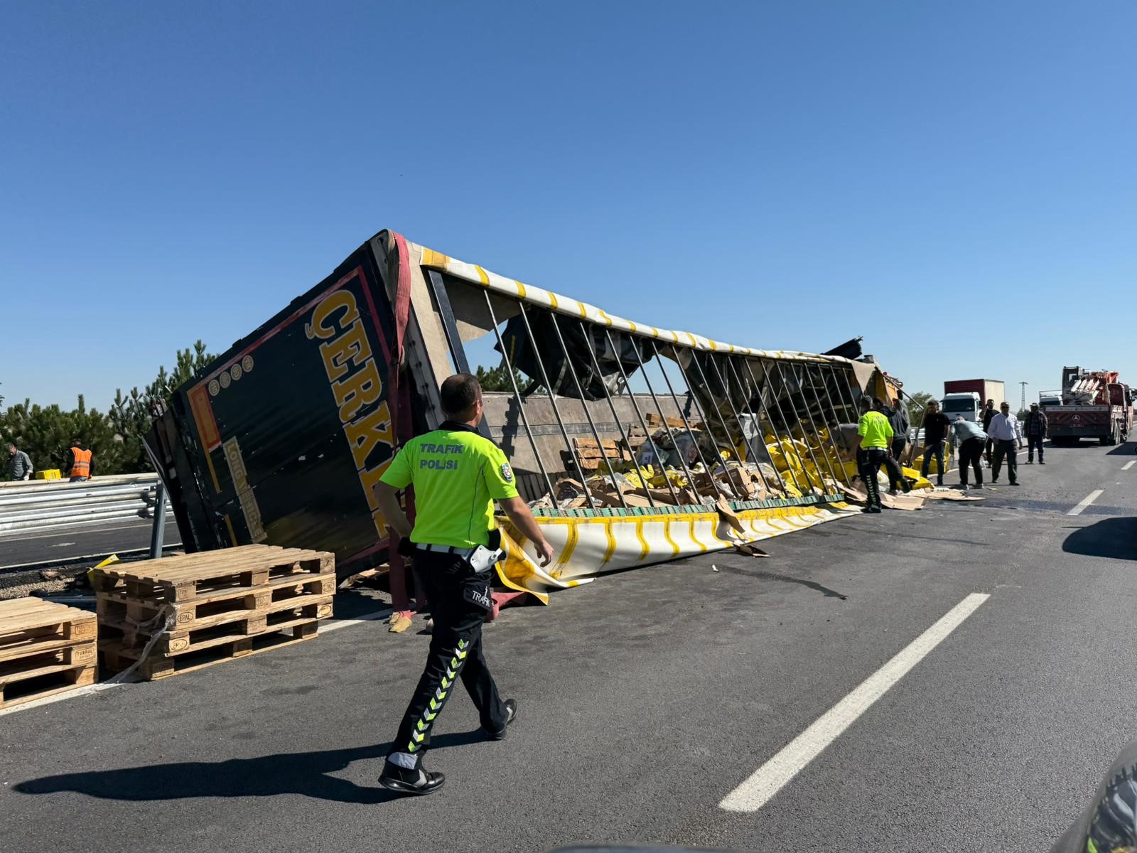 Sıvı Yağ Yüklü Tır Devrildi