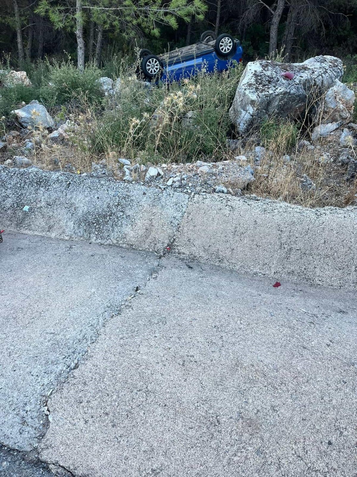 Takla Atıp Yol Kenarına Devrildi (4)