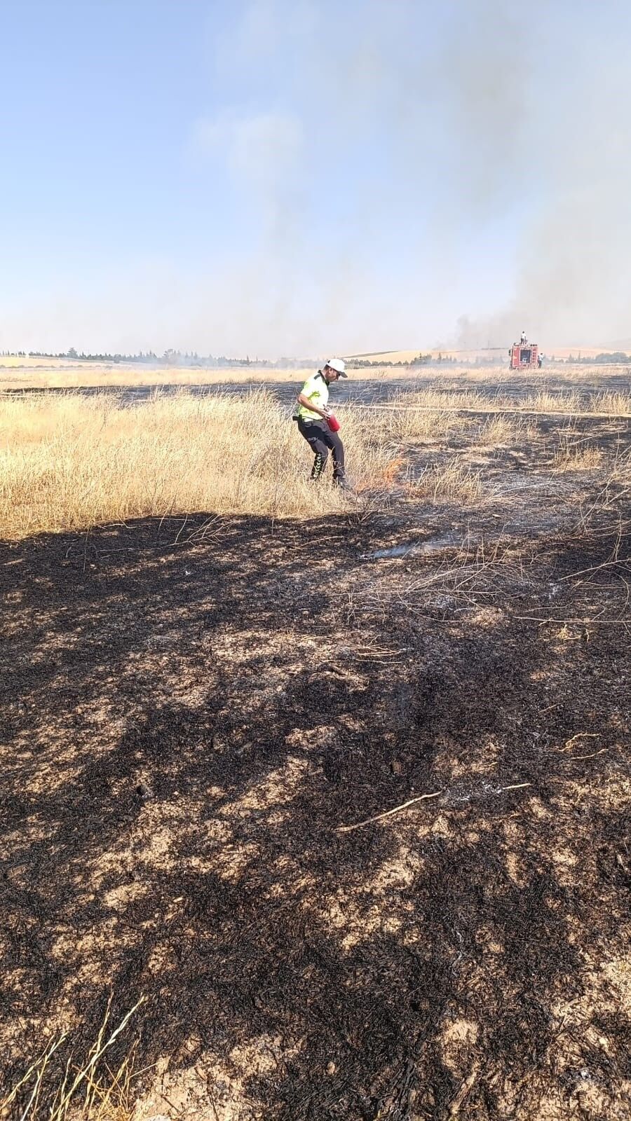 Tarlada Yangın Çıktı, Polisler Söndürdü (3)