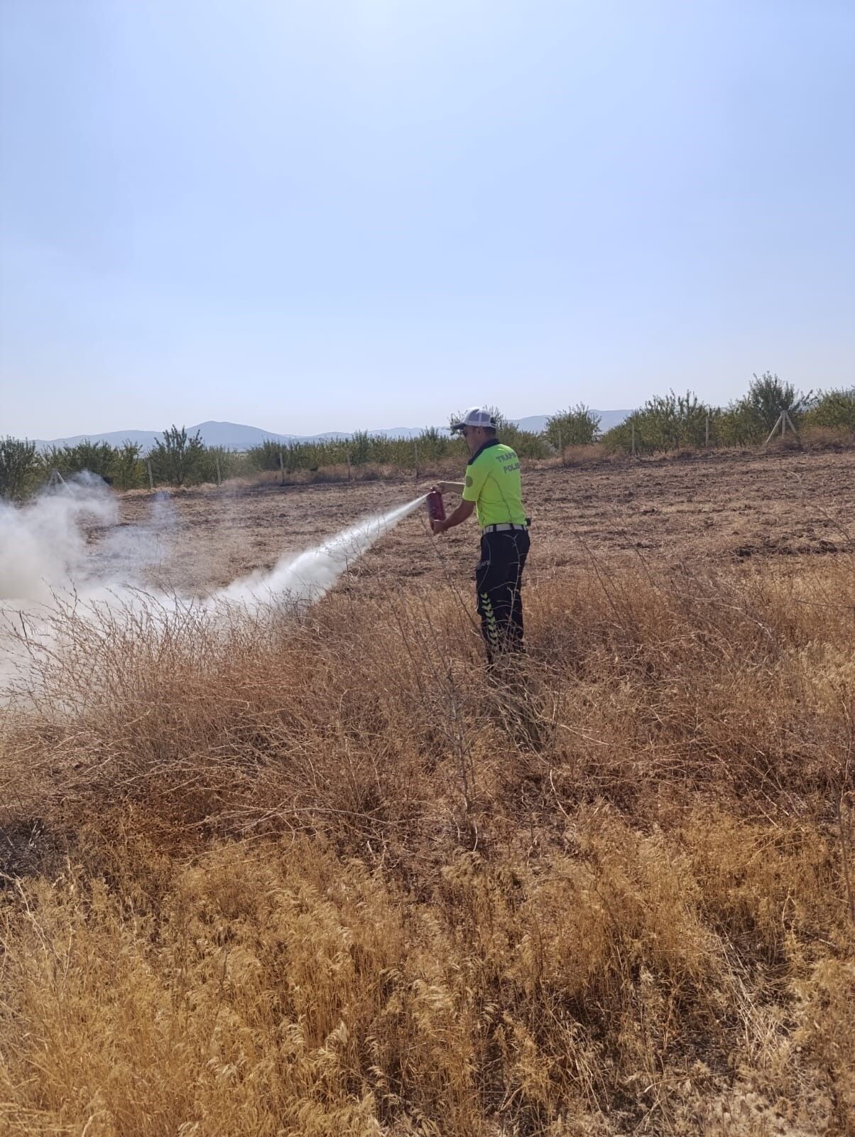 Tarlada Yangın Çıktı, Polisler Söndürdü