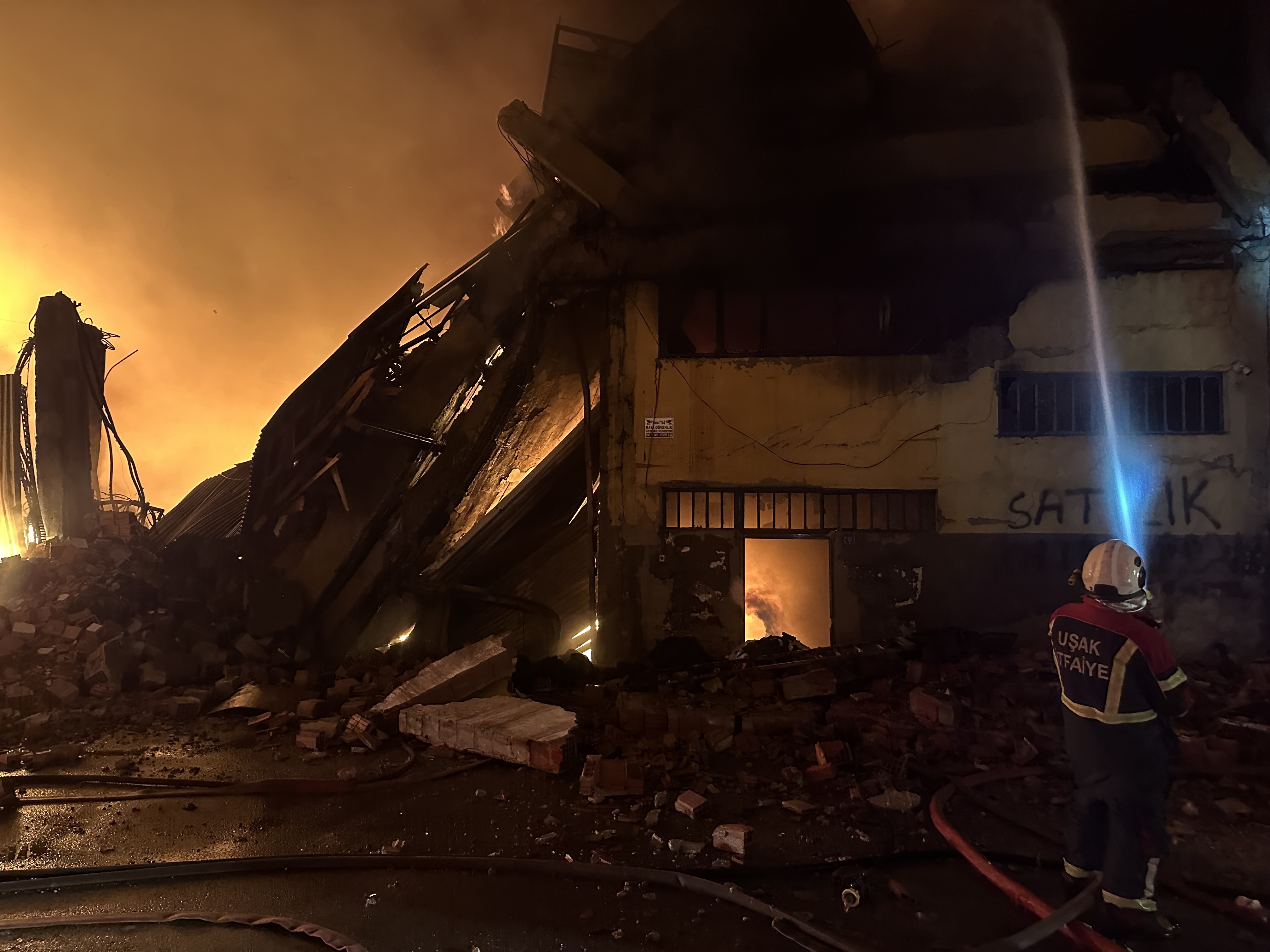 Tekstil Fabrikası Küle Döndü (7)