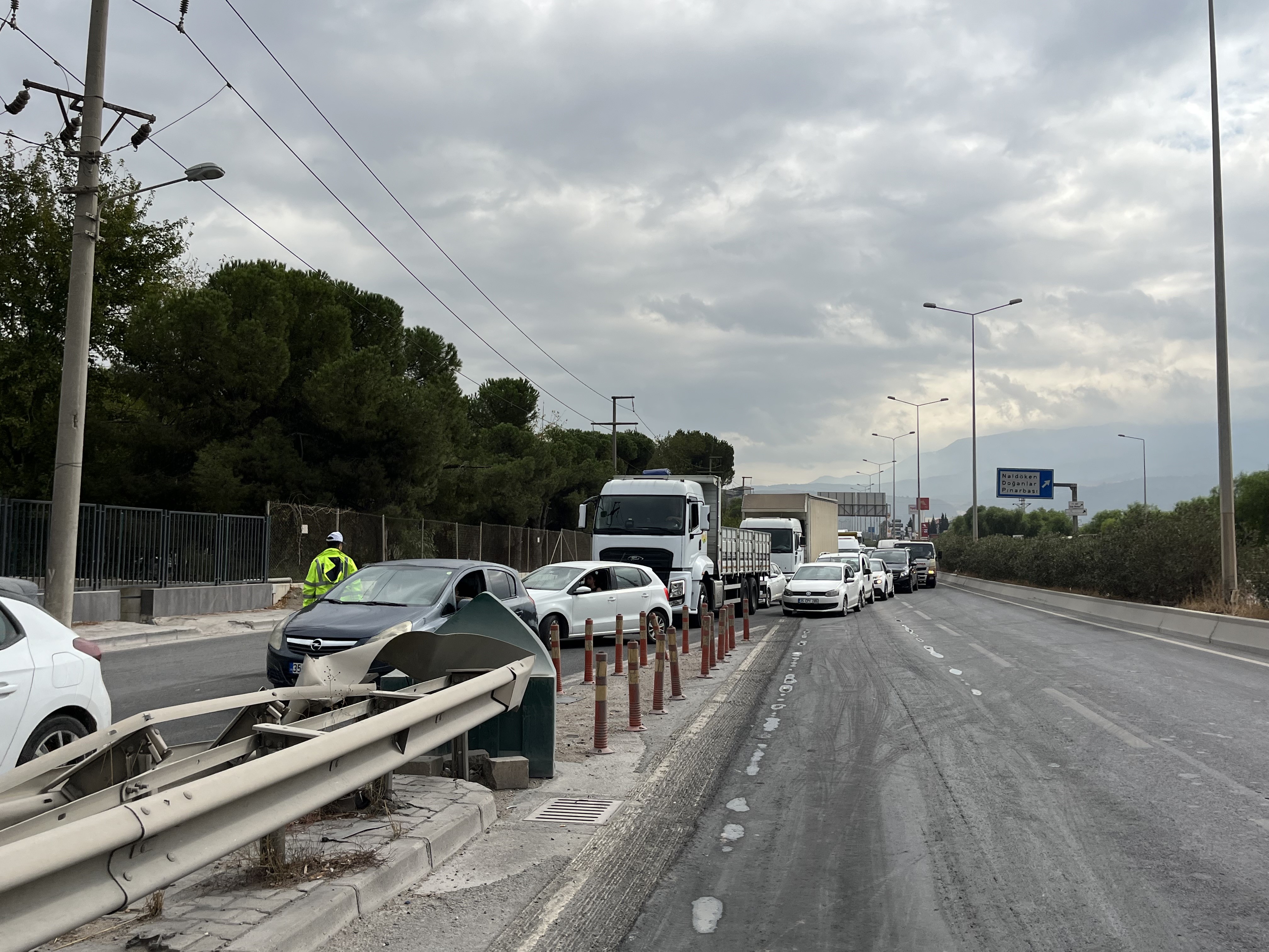 Tır Devrildi, Kupası Viyadükte Asılı Kaldı (2)