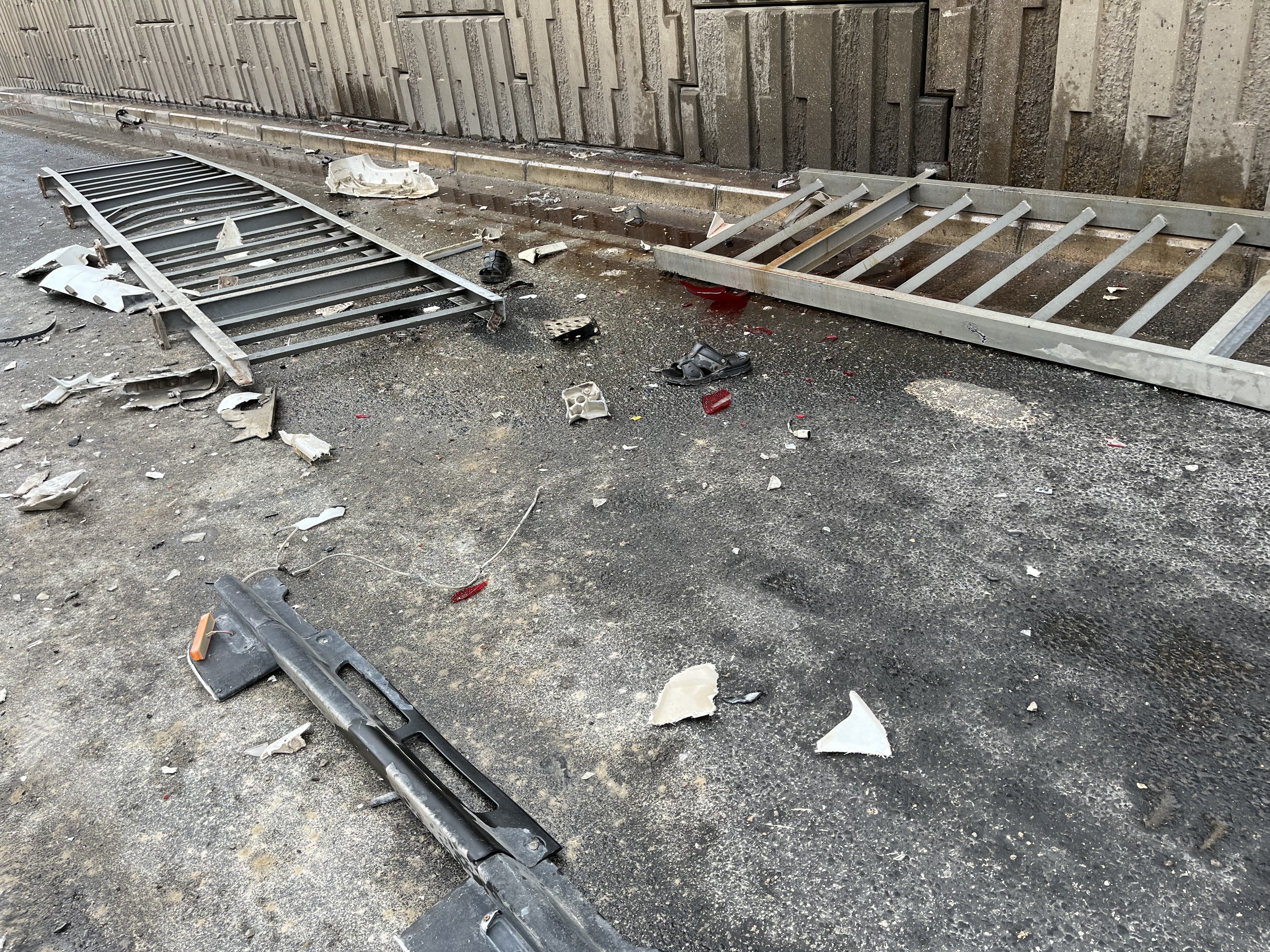 Tır Devrildi, Kupası Viyadükte Asılı Kaldı (3)