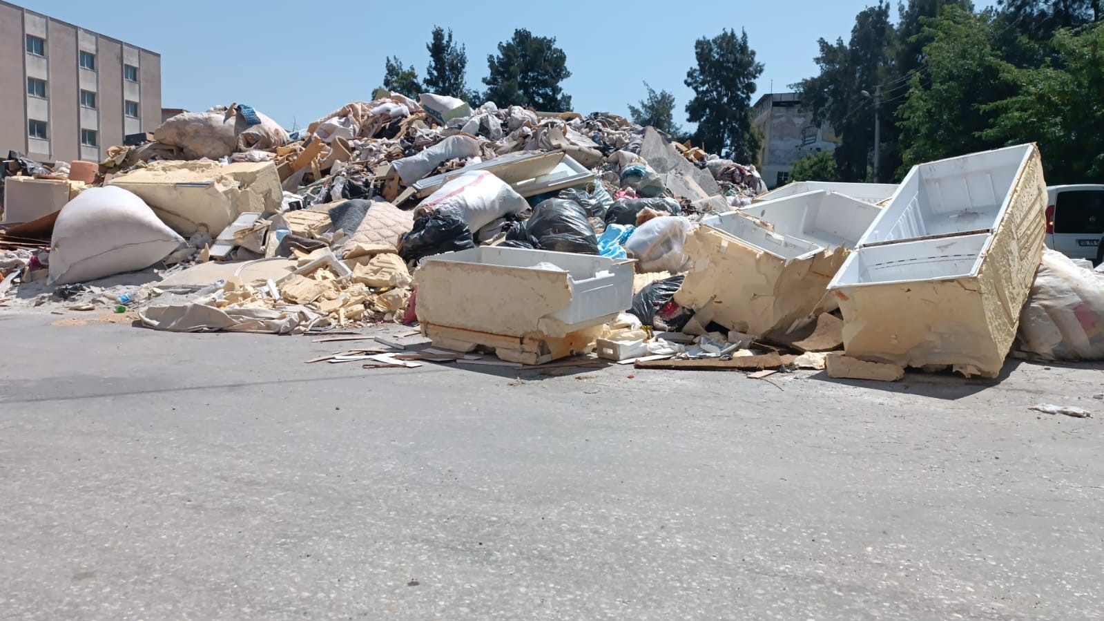 Toplanmayan Çöplerden Yangın Çıktı, Zarar 30 Milyon Lira (4)