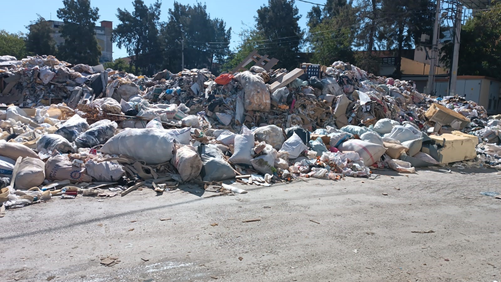 Toplanmayan Çöplerden Yangın Çıktı, Zarar 30 Milyon Lira (5)