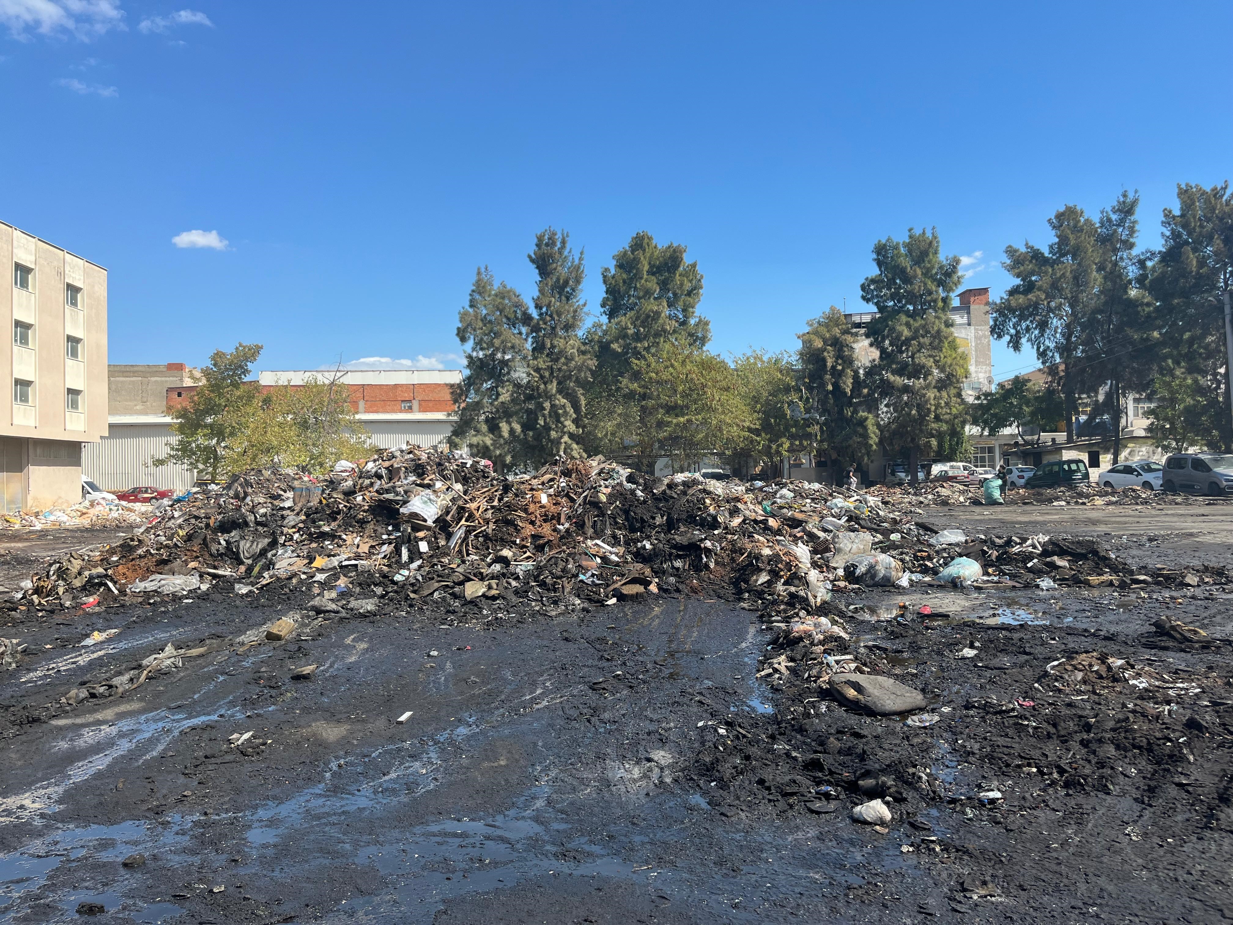 Toplanmayan Çöplerden Yangın Çıktı, Zarar 30 Milyon Lira (6)