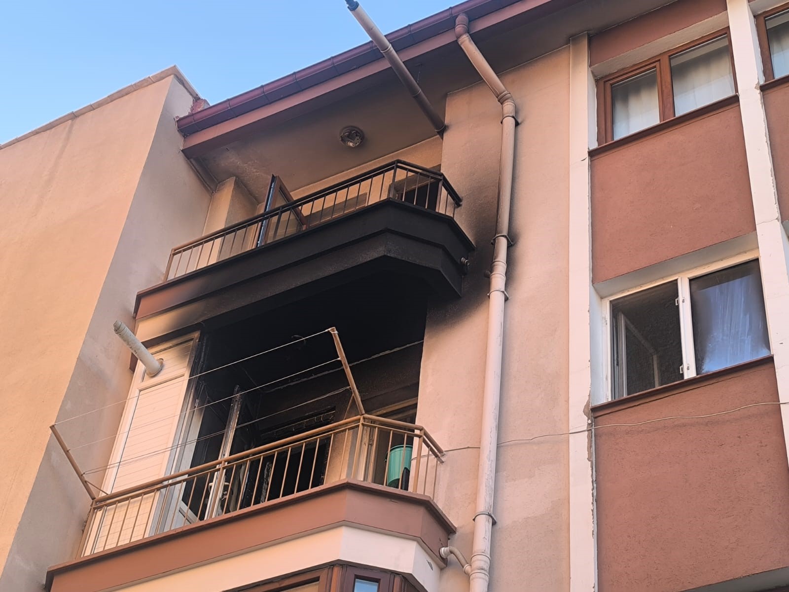 Yanmaktan Kaçtı, Düşerek Can Verdi