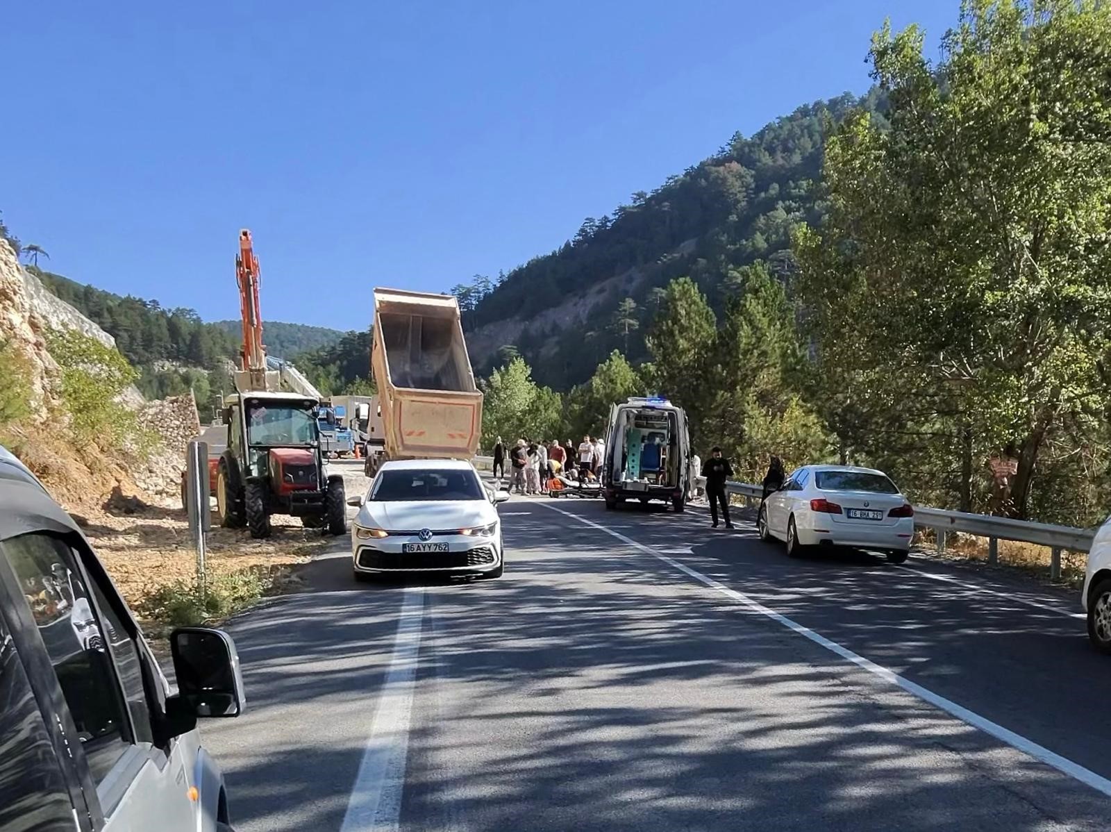 Yol Çalışmasında Görevli Işçiye Otomobil Çarptı (3)