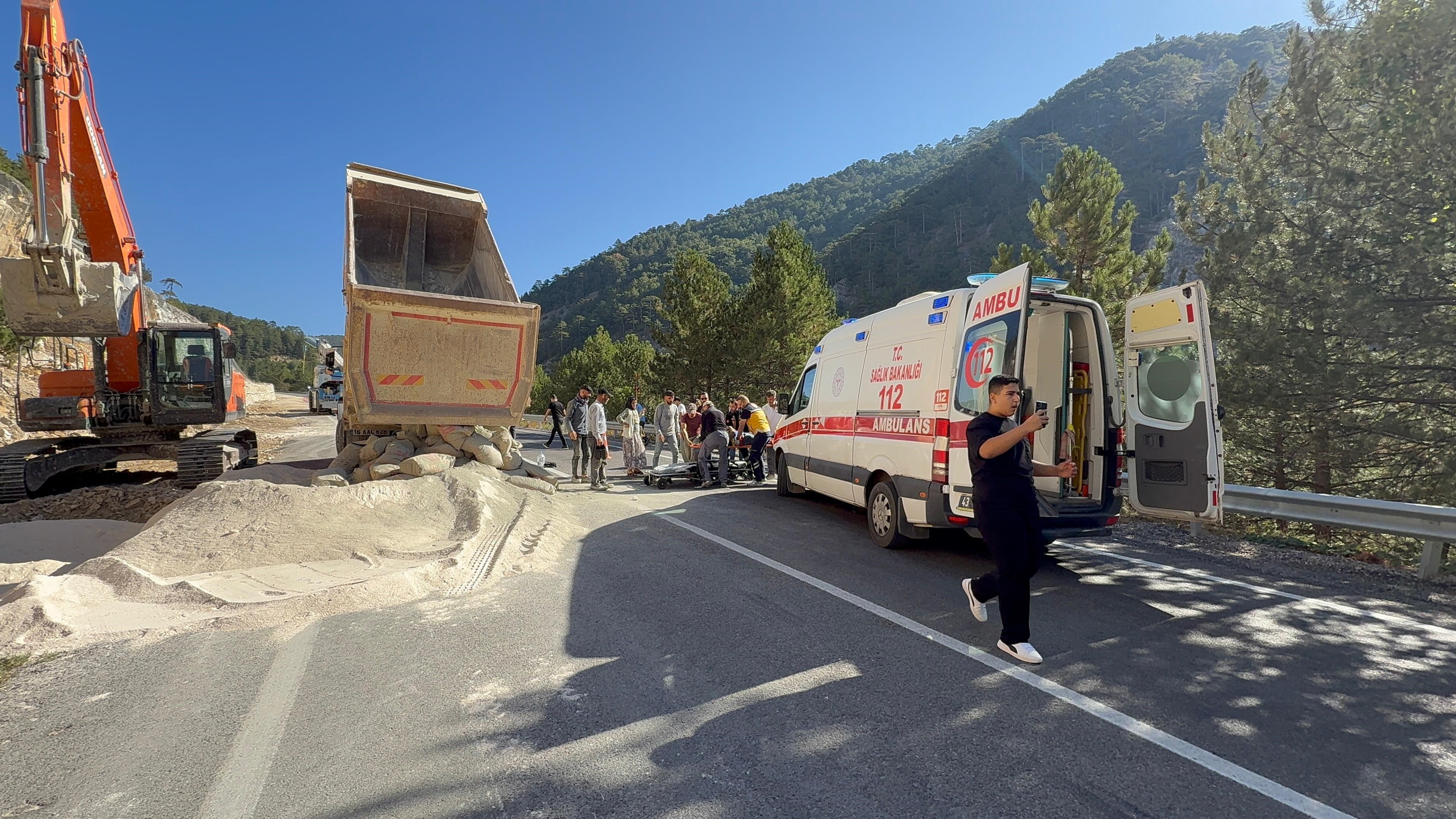 Yol Çalışmasında Görevli Işçiye Otomobil Çarptı (4)