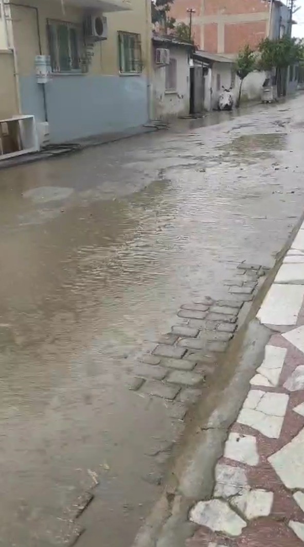 10 Dakika Yağmur Yağdı, Aydın’da Sokaklar Suyla Doldu