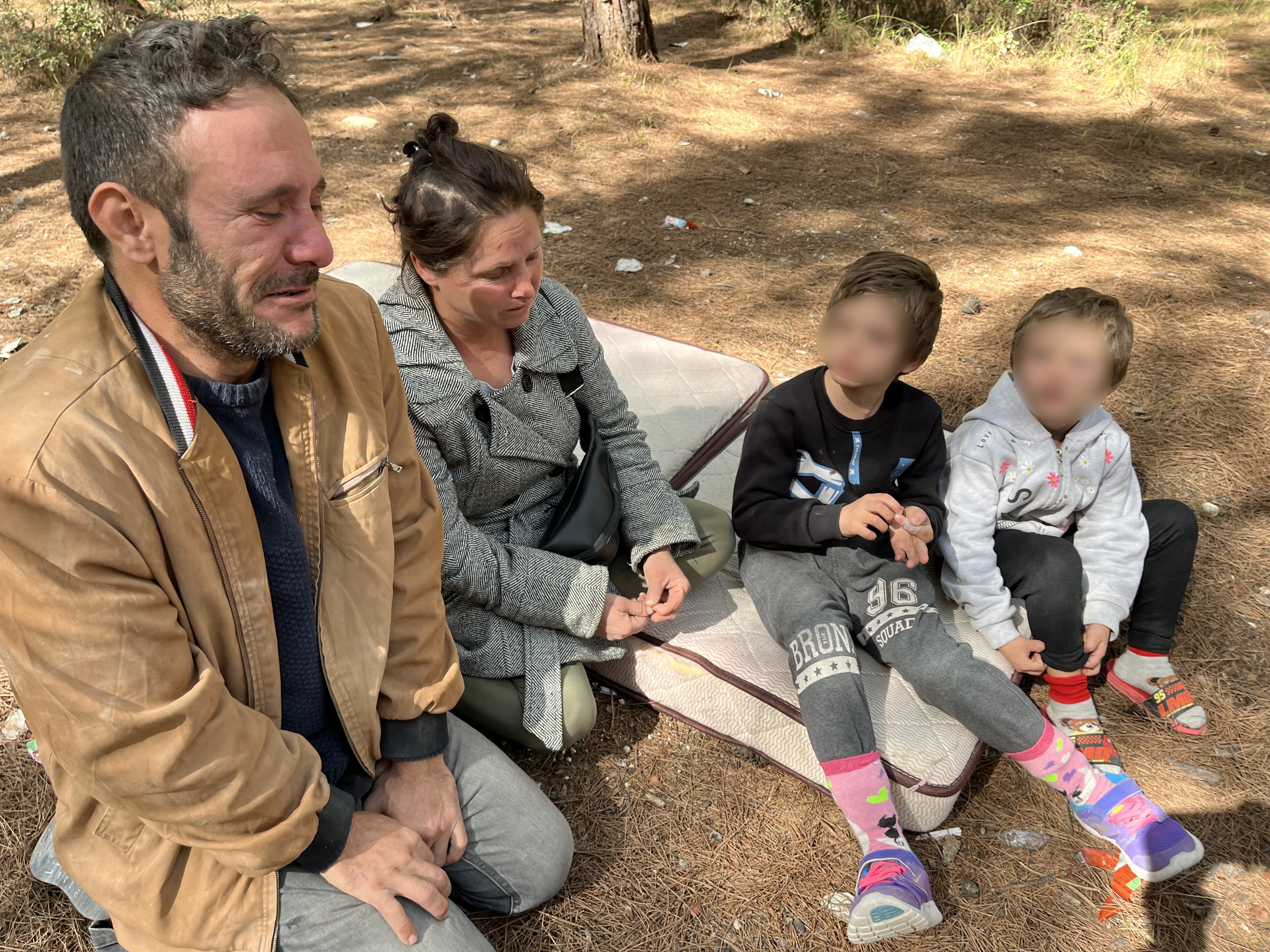 2 Çocuğuyla Evden Atıldı, Ormanda Yaşamaya Başladı (2)