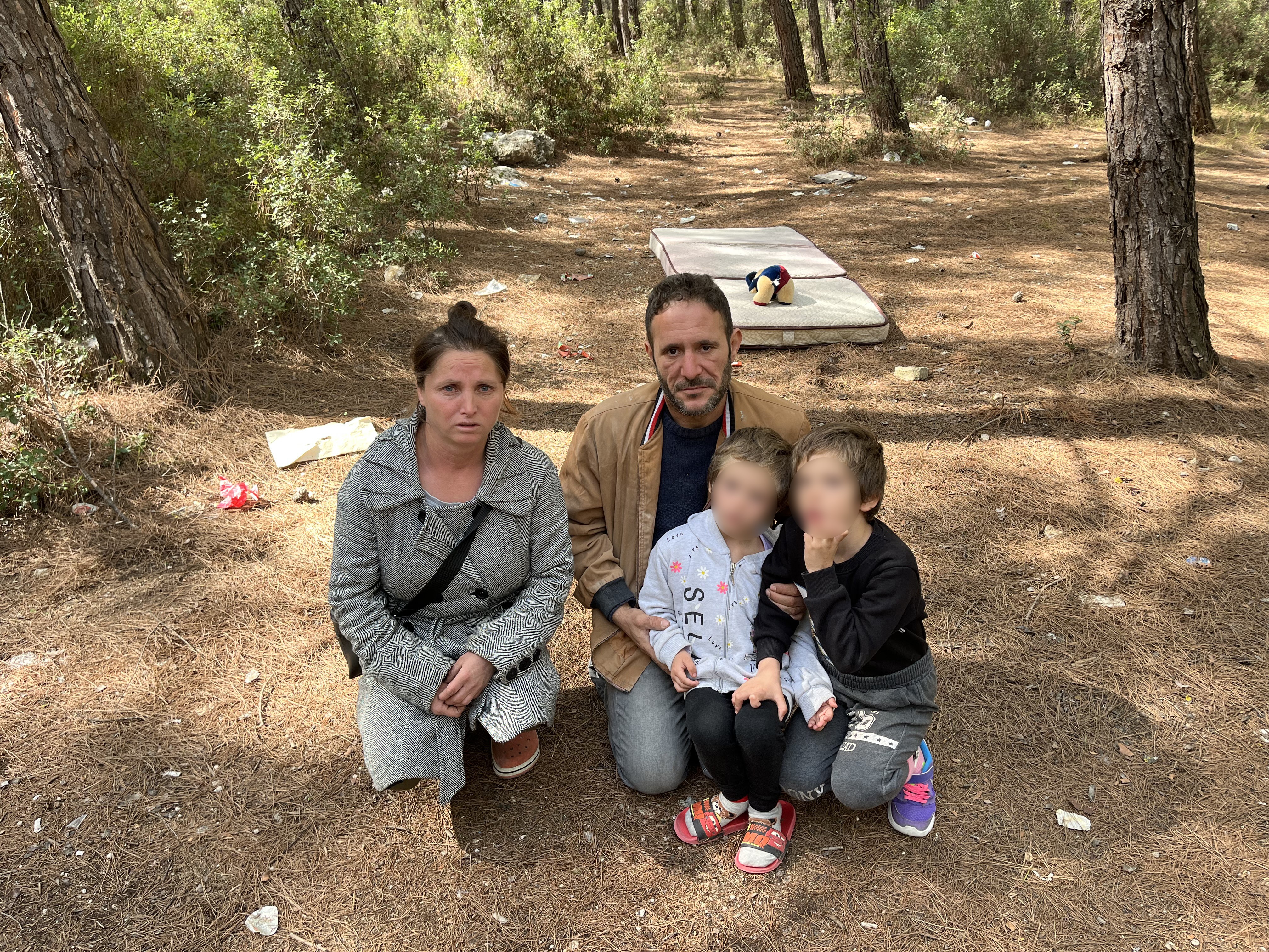 2 Çocuğuyla Evden Atıldı, Ormanda Yaşamaya Başladı (3)