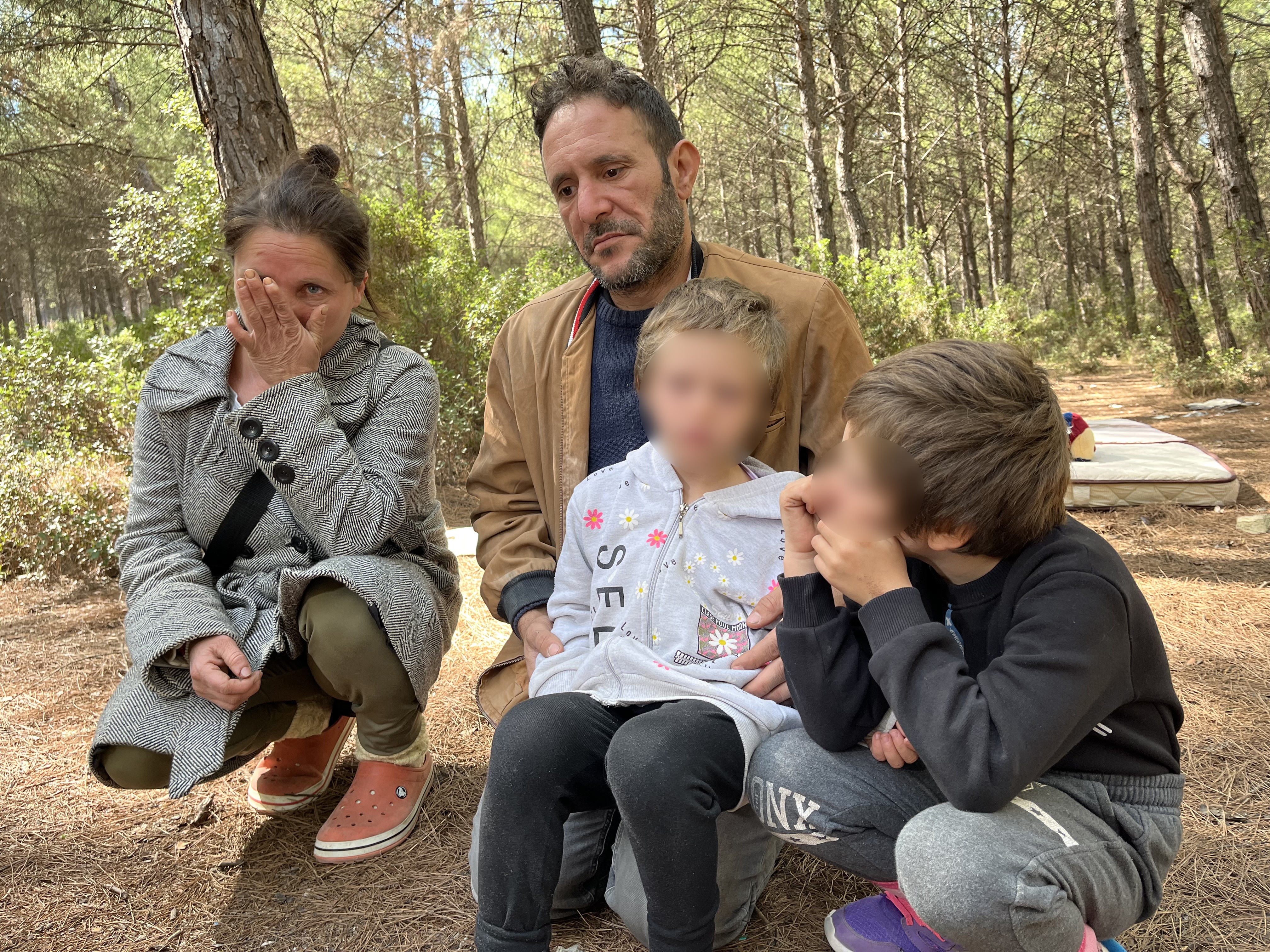 2 Çocuğuyla Evden Atıldı, Ormanda Yaşamaya Başladı (4)