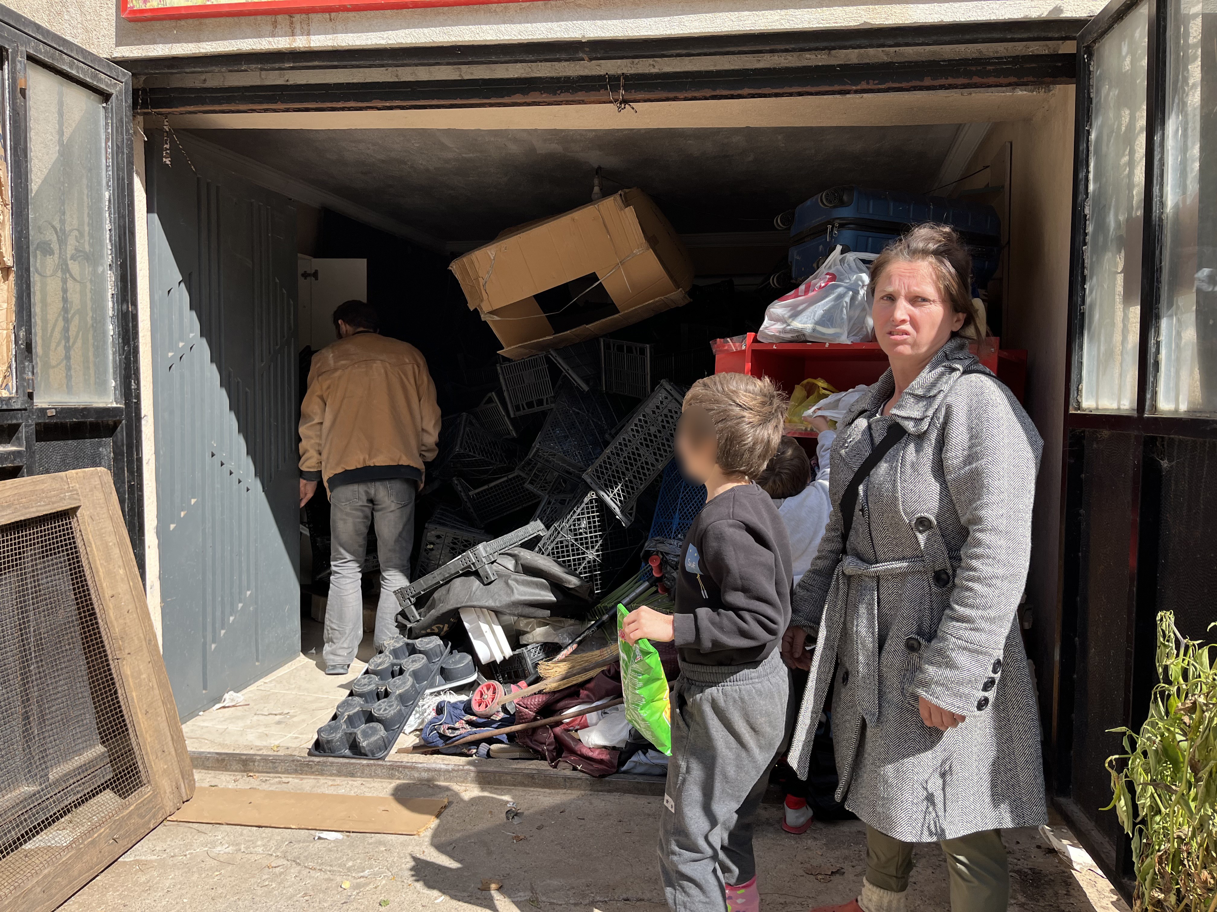 2 Çocuğuyla Evden Atıldı, Ormanda Yaşamaya Başladı (6)