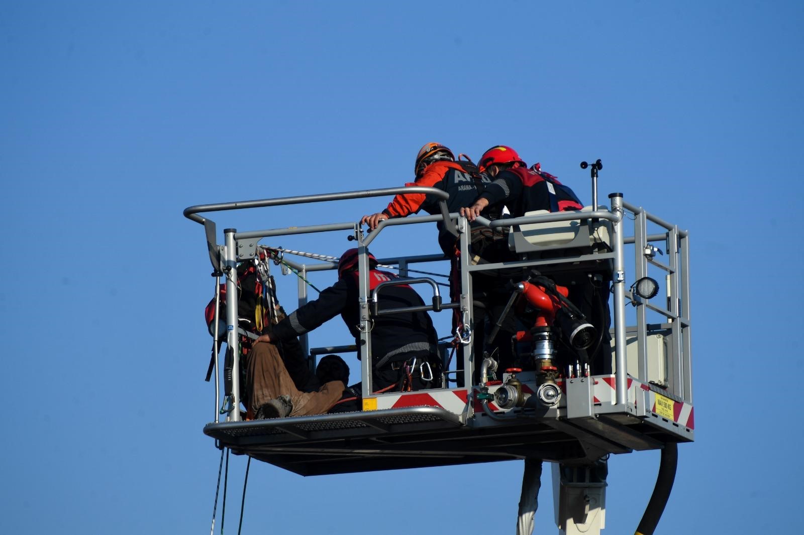 2 Işçi 70 Metrelik Bacada Mahsur Kaldı (3)