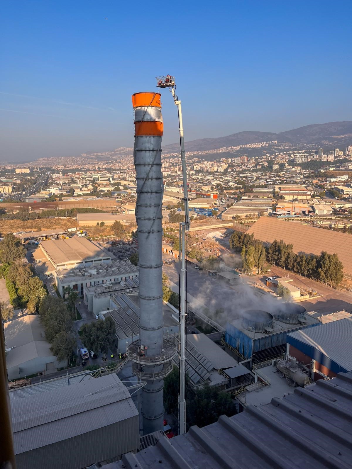 2 Işçi 70 Metrelik Bacada Mahsur Kaldı (4)