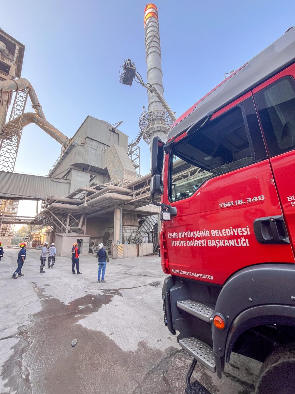 2 Işçi 70 Metrelik Bacada Mahsur Kaldı (7)