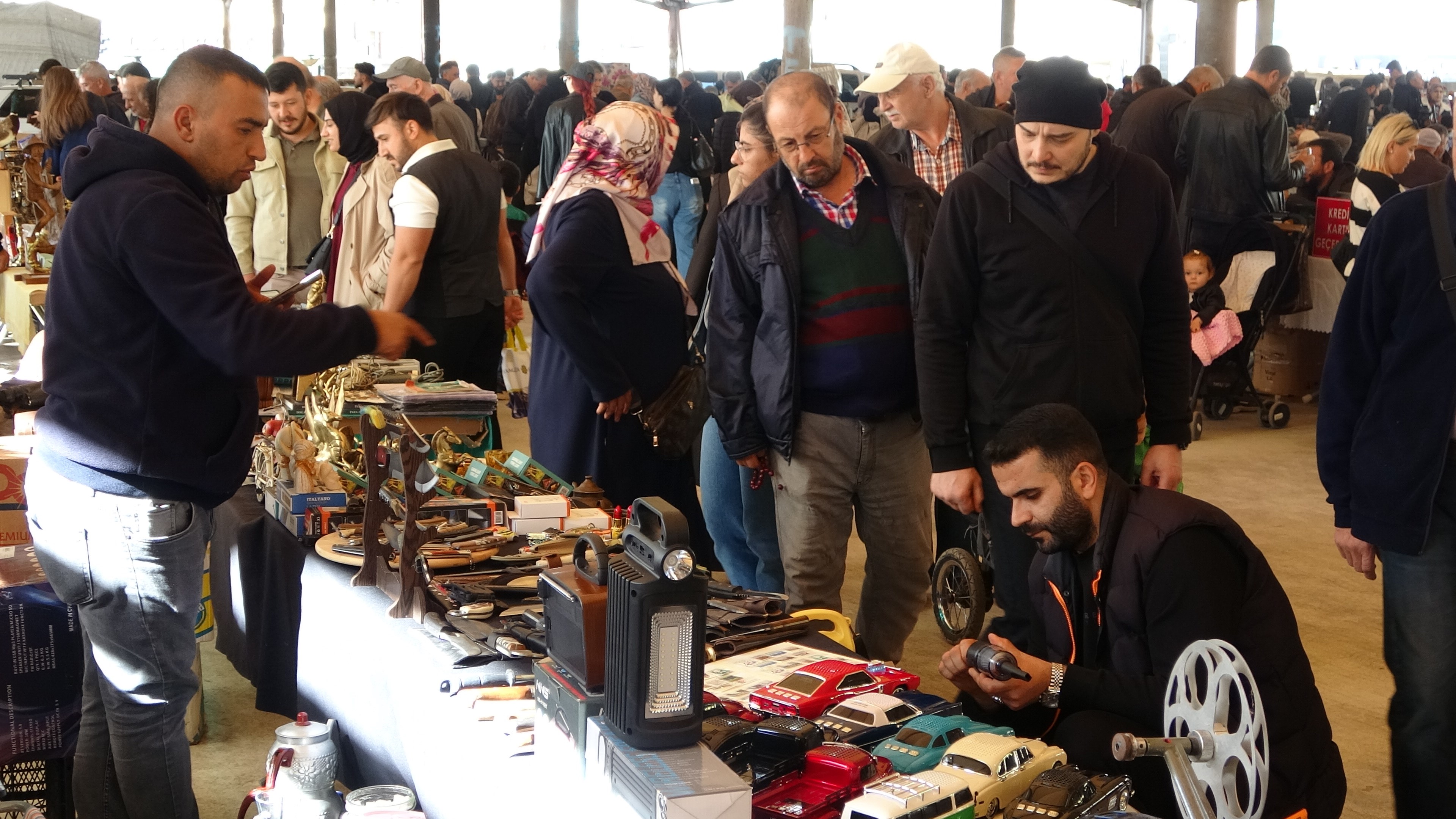 Antika Pazarı Dolup Taşıyor (3)