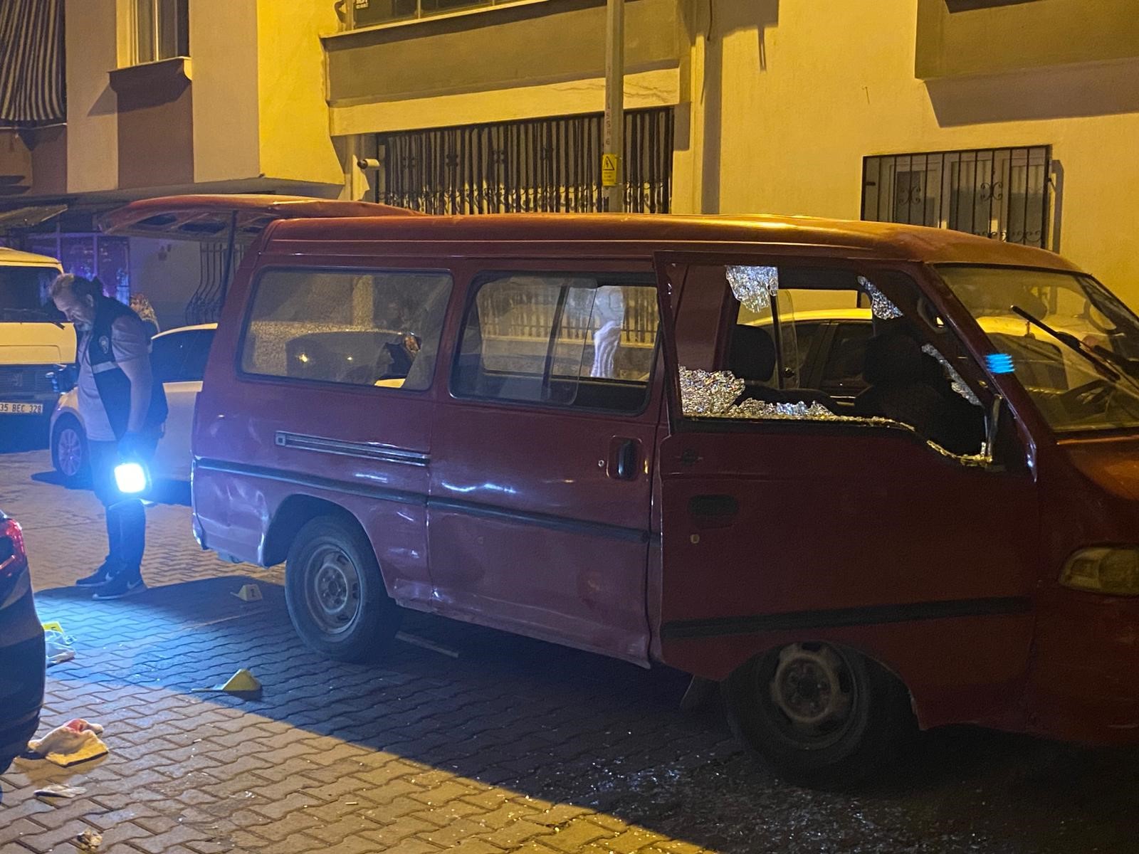 Araba Kurşunlandı.. İçinde Bulunan 3 Kişi..