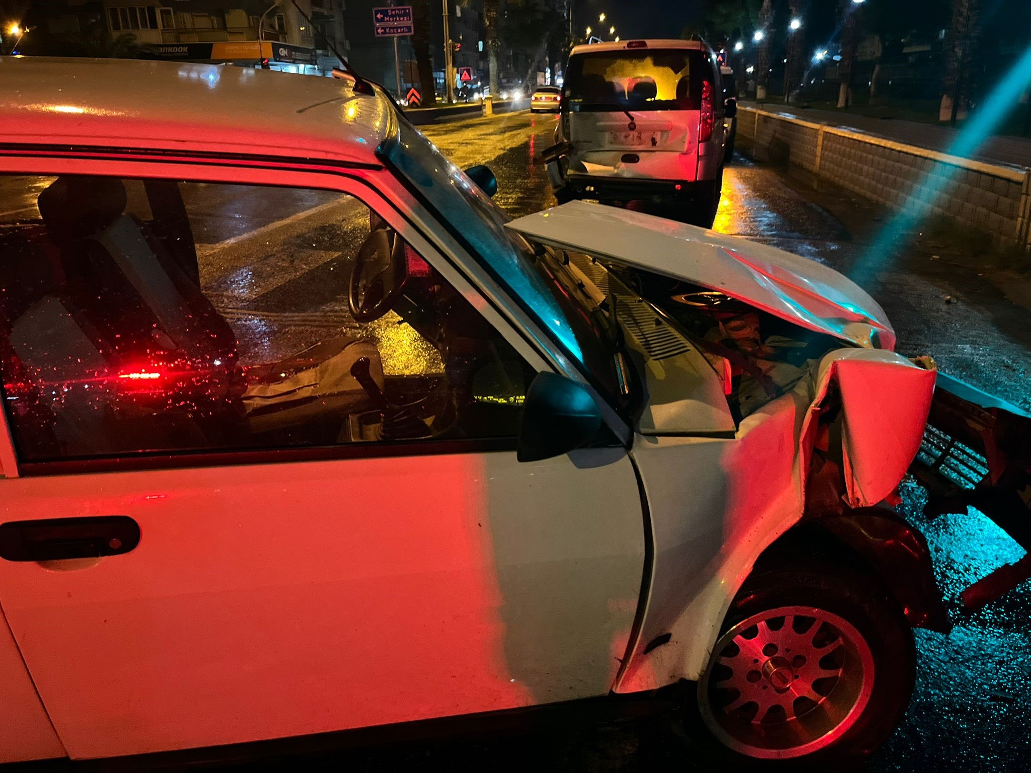 Aydın’da Alkollü Sürücü Kırmızı Işıkta Bekleyen Araca Çarptı (3)