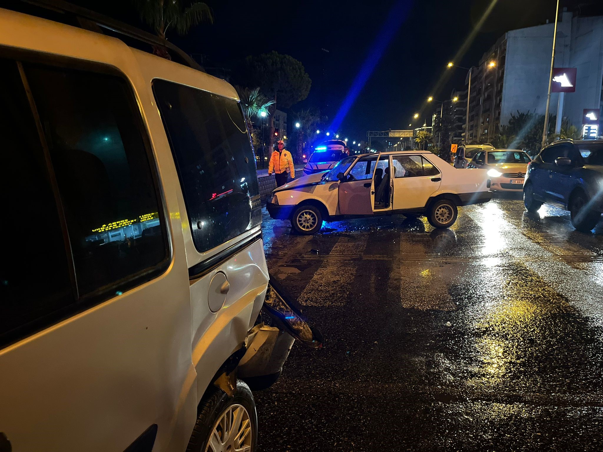 Aydın’da Alkollü Sürücü Kırmızı Işıkta Bekleyen Araca Çarptı (5)