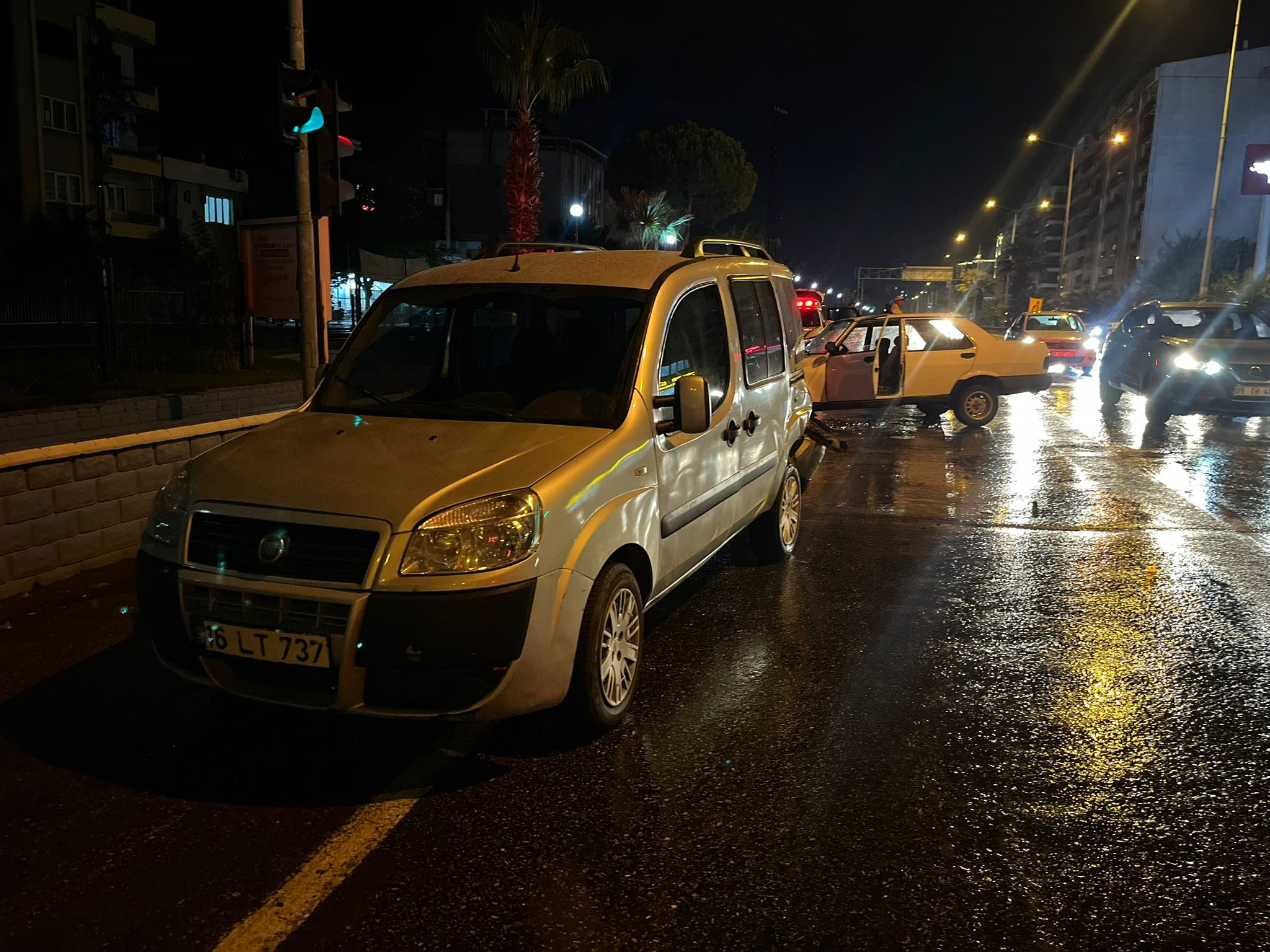 Aydın’da Alkollü Sürücü Kırmızı Işıkta Bekleyen Araca Çarptı (6)