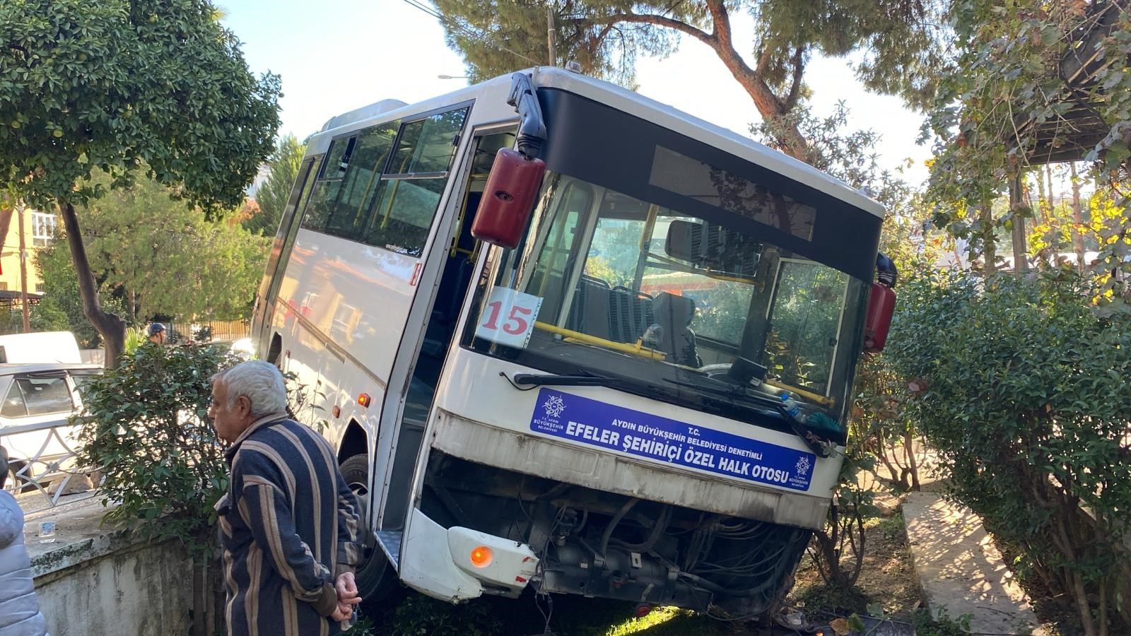 Aydın’da Feci Kaza.. Evin Bahçesine Uçtu (3)