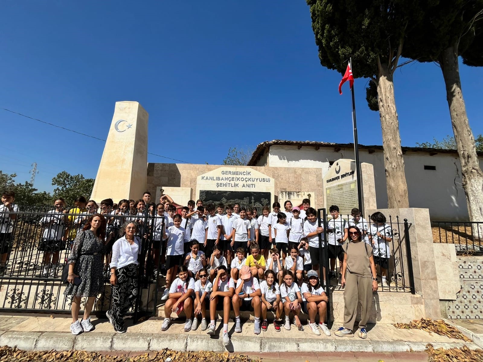 Aydın’da Öğrenciler Şehitlikleri Ziyaret Etti