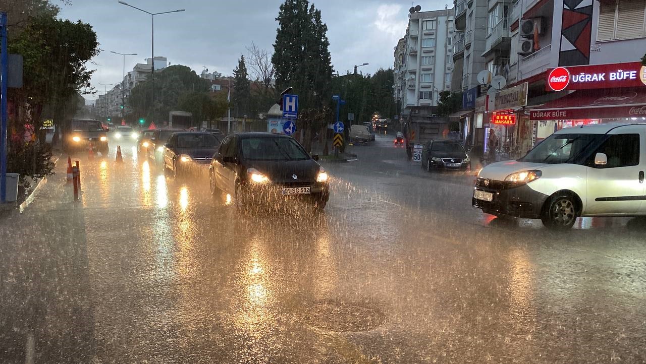 Aydın'da Sağanak Yağmur Hayatı Olumsuz Etkiledi (3)