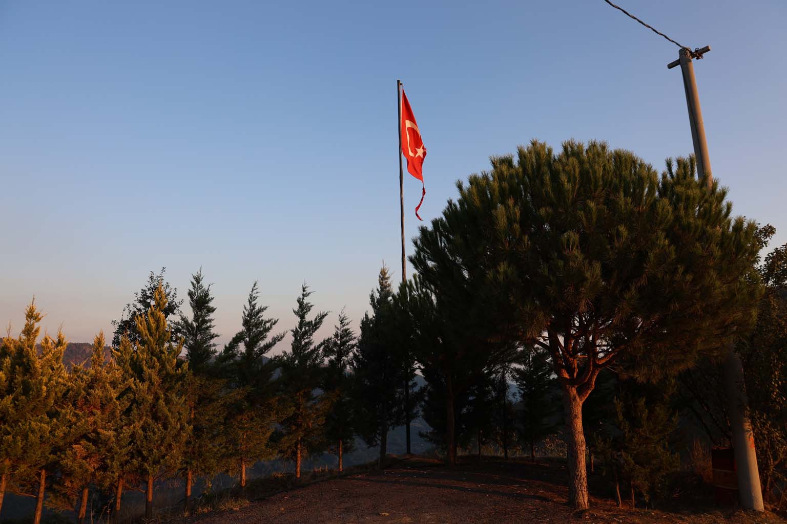 Aydın’da Yırtılan Türk Bayrağı Değiştirilmeyi Bekliyor (6)