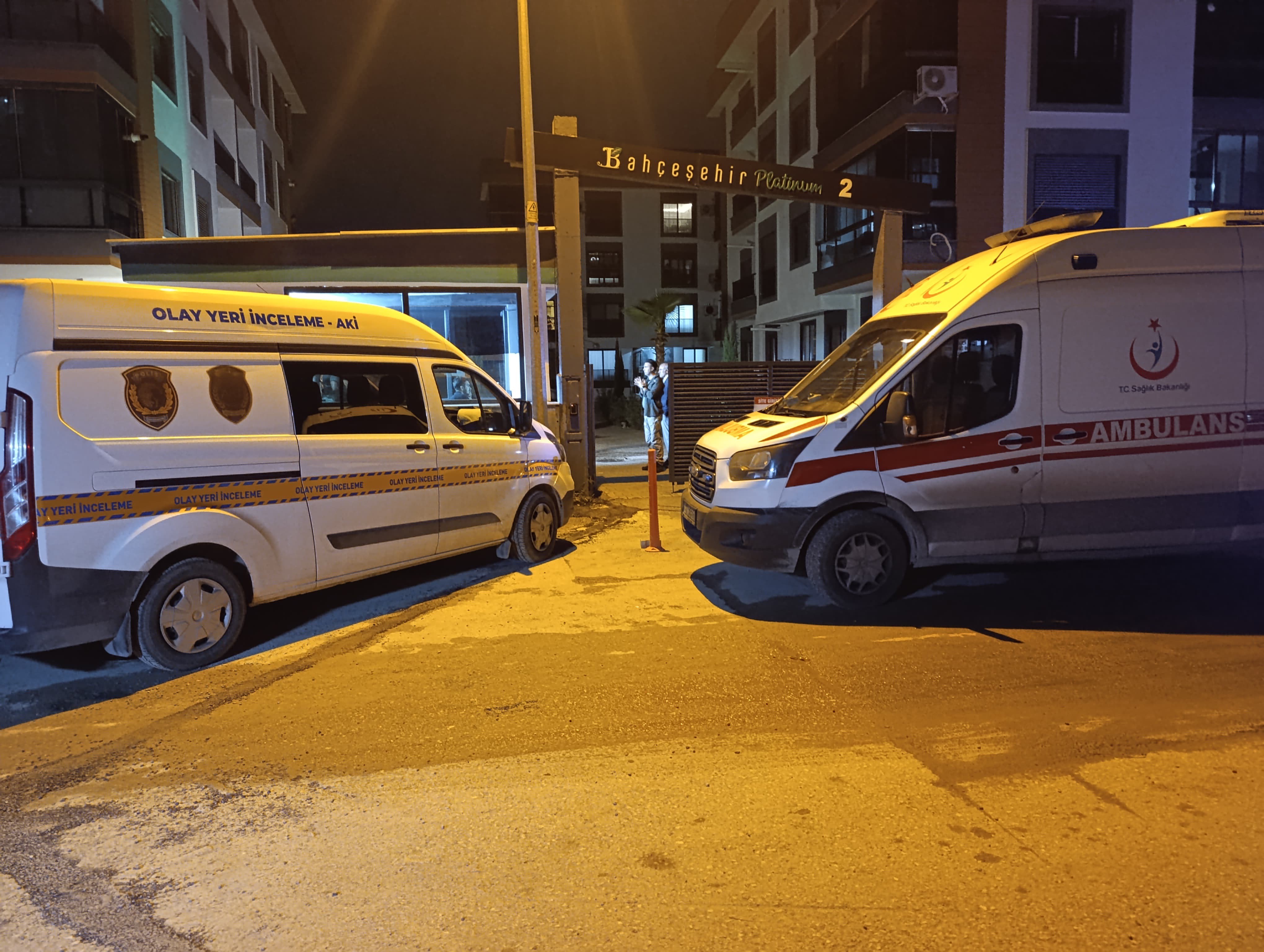 Bir Evde Anne, Baba Ve Oğullarının Cansız Bedeni Bulundu (3)