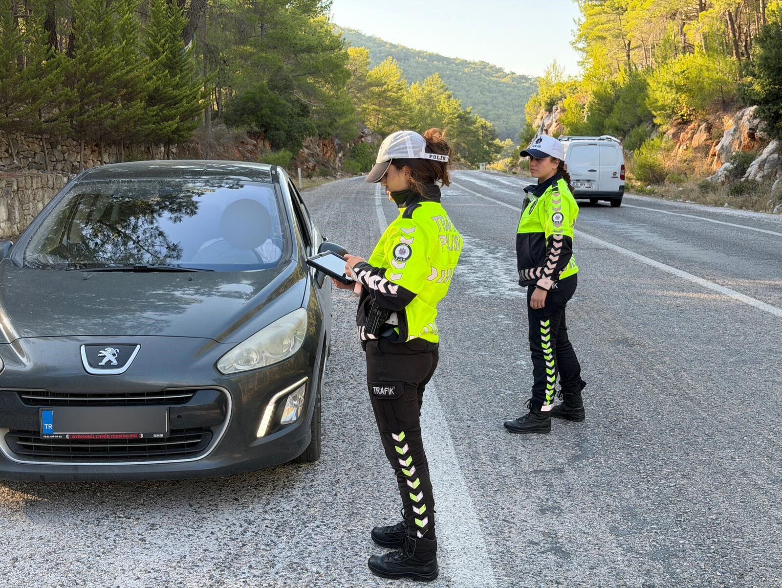 Bu Yolda Çevirmeyi Kadın Polis Memurları Yapıyor (2)
