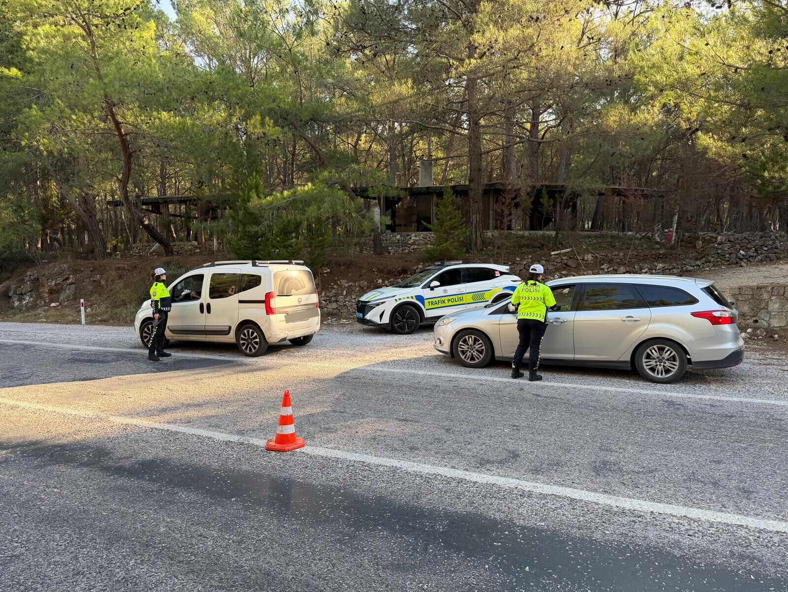 Bu Yolda Çevirmeyi Kadın Polis Memurları Yapıyor (3)