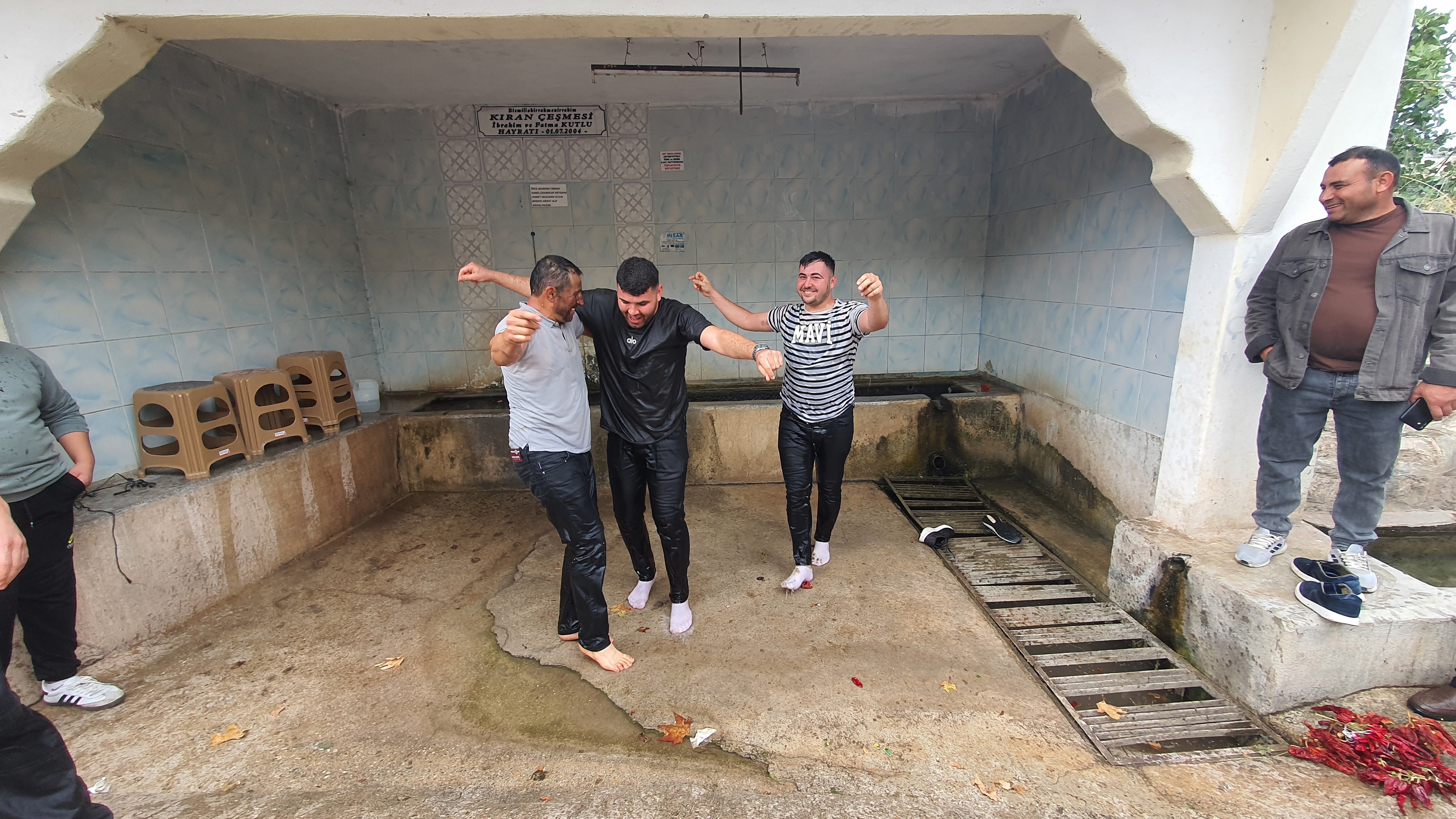 Burada Düğüne Geç Katılanlar Yalağa Atılıyor (10)