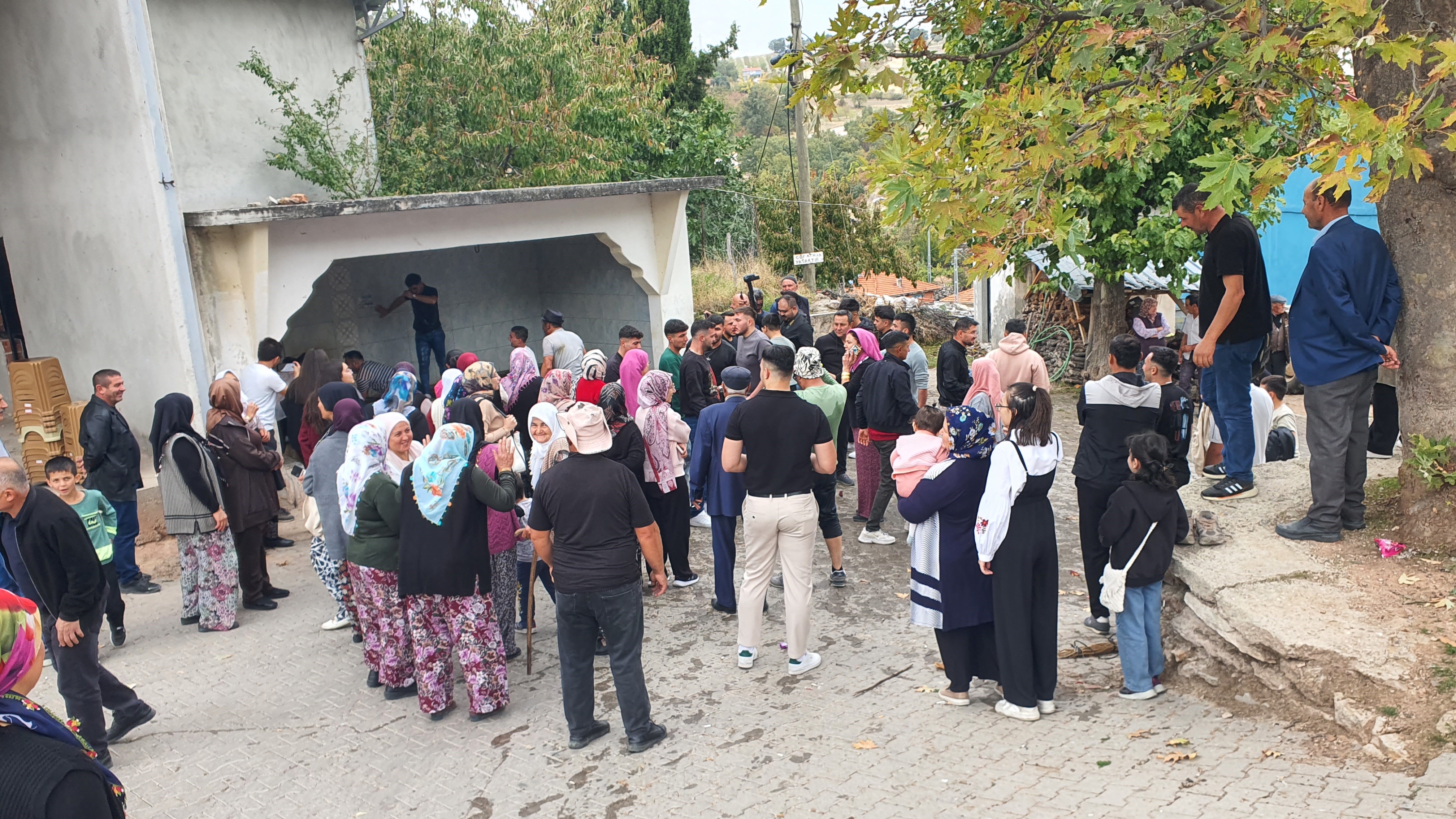 Burada Düğüne Geç Katılanlar Yalağa Atılıyor (11)