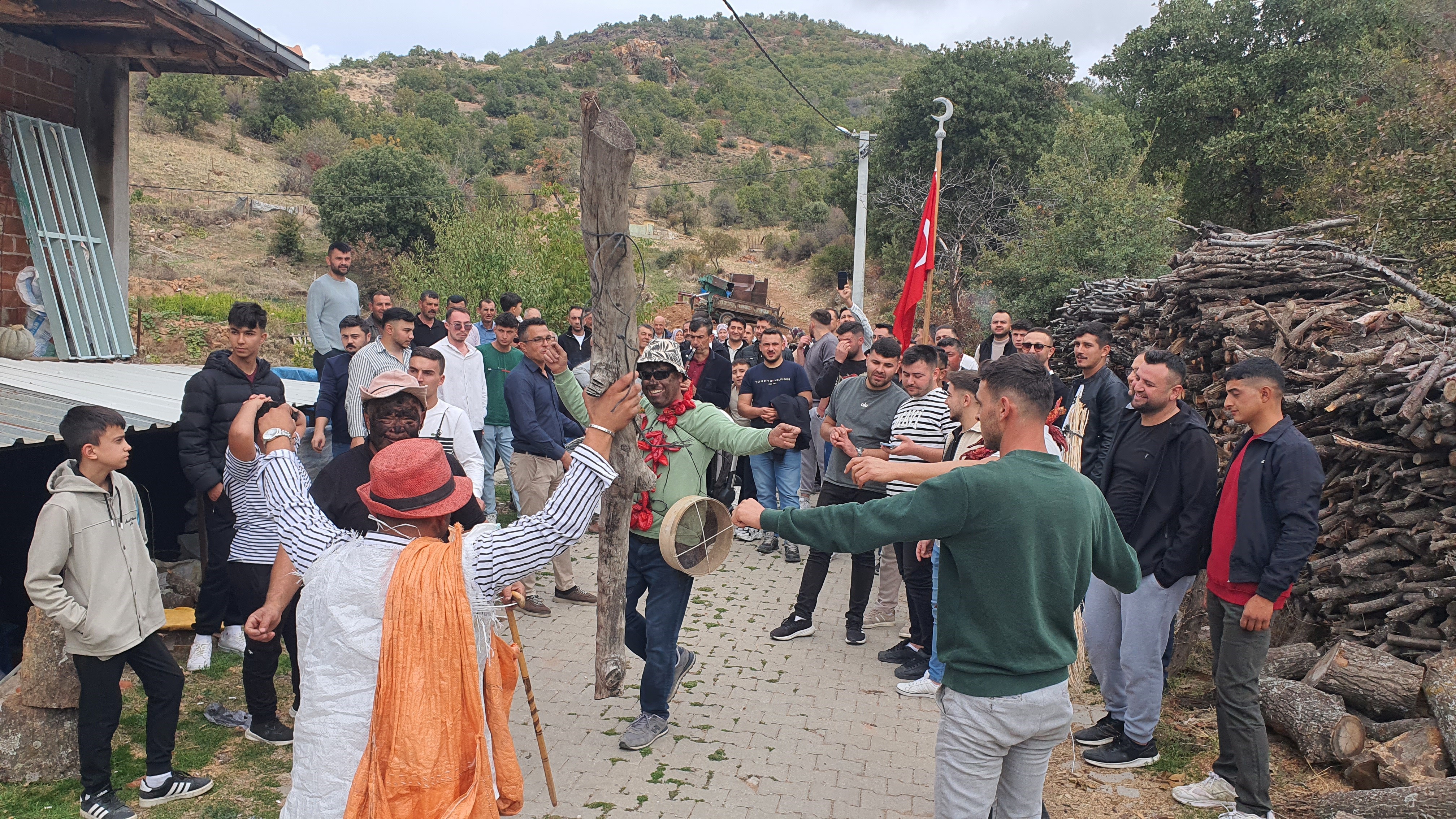 Burada Düğüne Geç Katılanlar Yalağa Atılıyor (3)