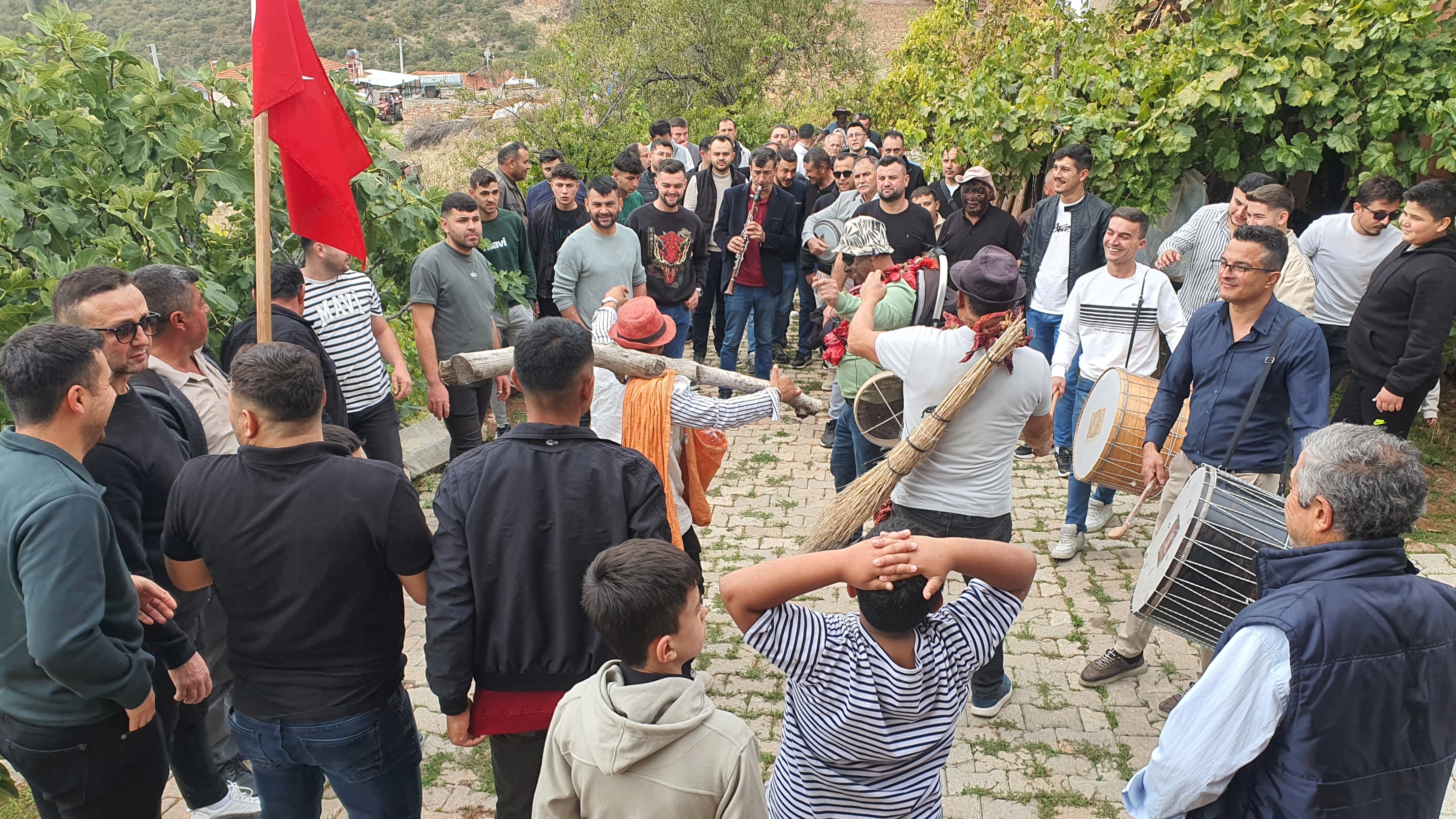Burada Düğüne Geç Katılanlar Yalağa Atılıyor (4)