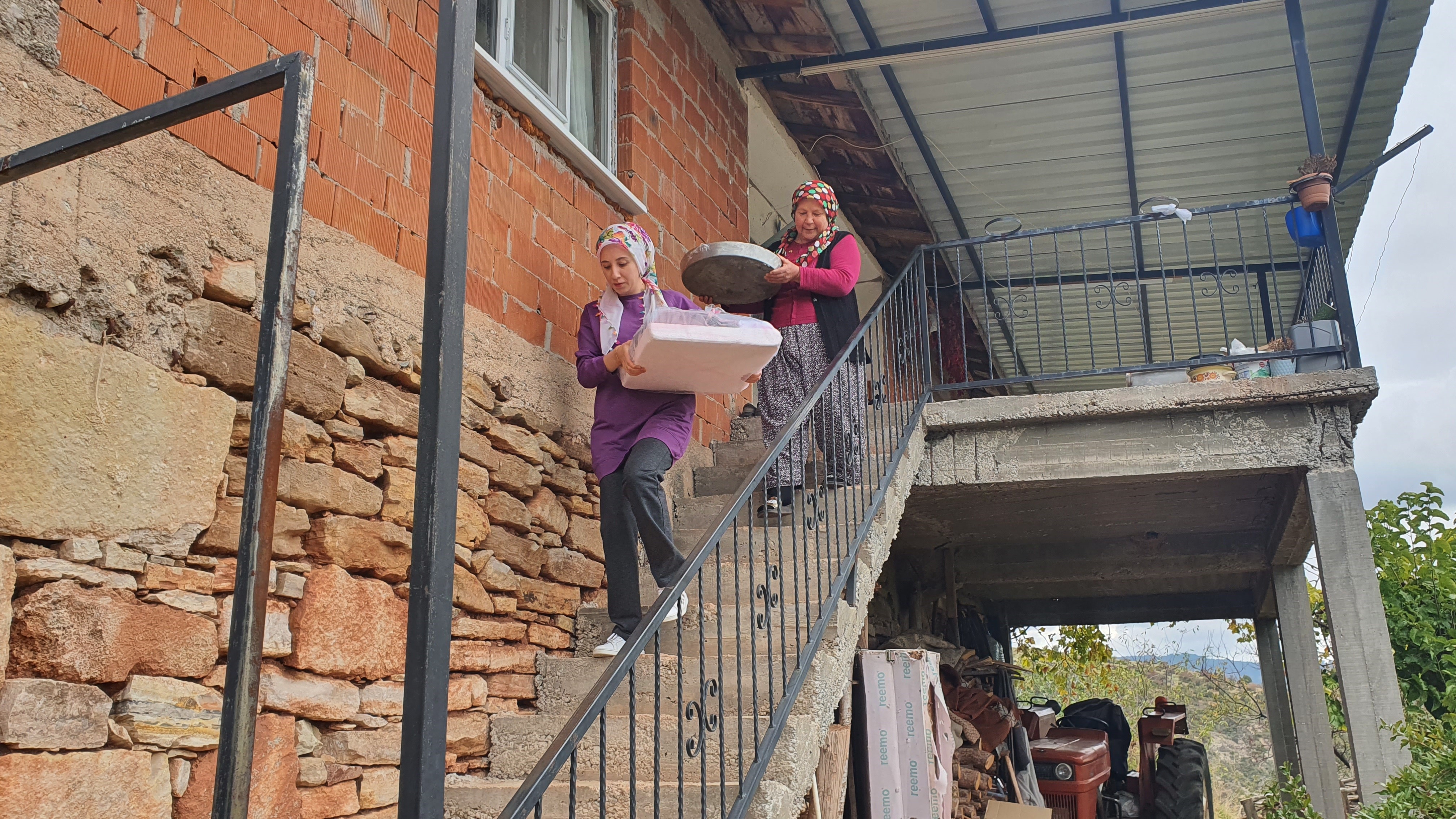 Burada Düğüne Geç Katılanlar Yalağa Atılıyor (5)