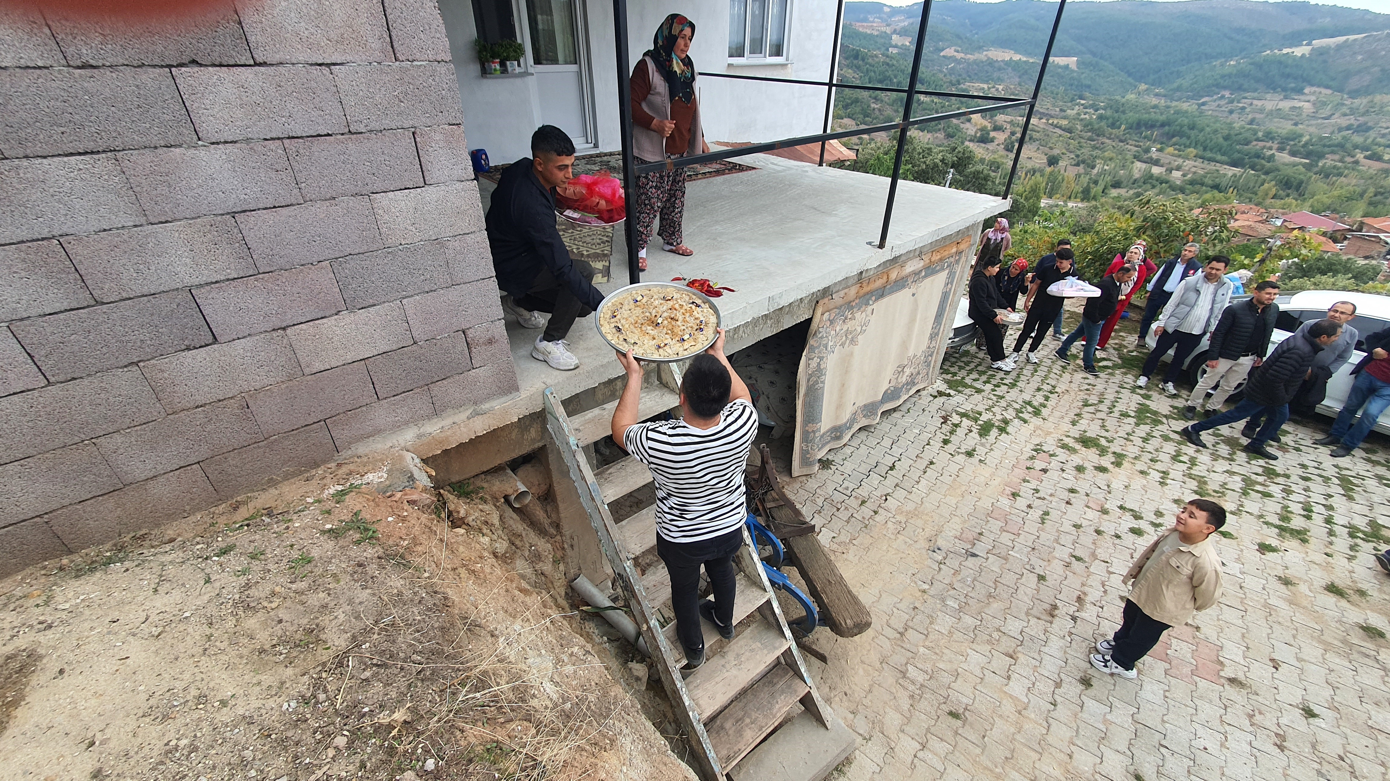 Burada Düğüne Geç Katılanlar Yalağa Atılıyor (6)