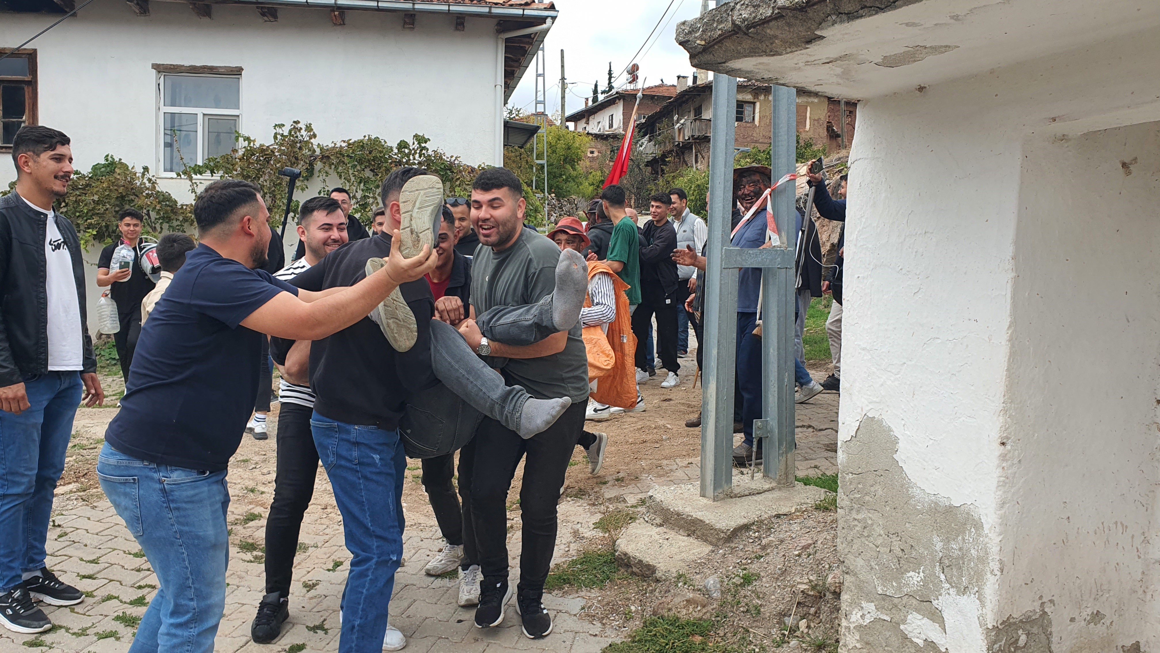 Burada Düğüne Geç Katılanlar Yalağa Atılıyor (7)